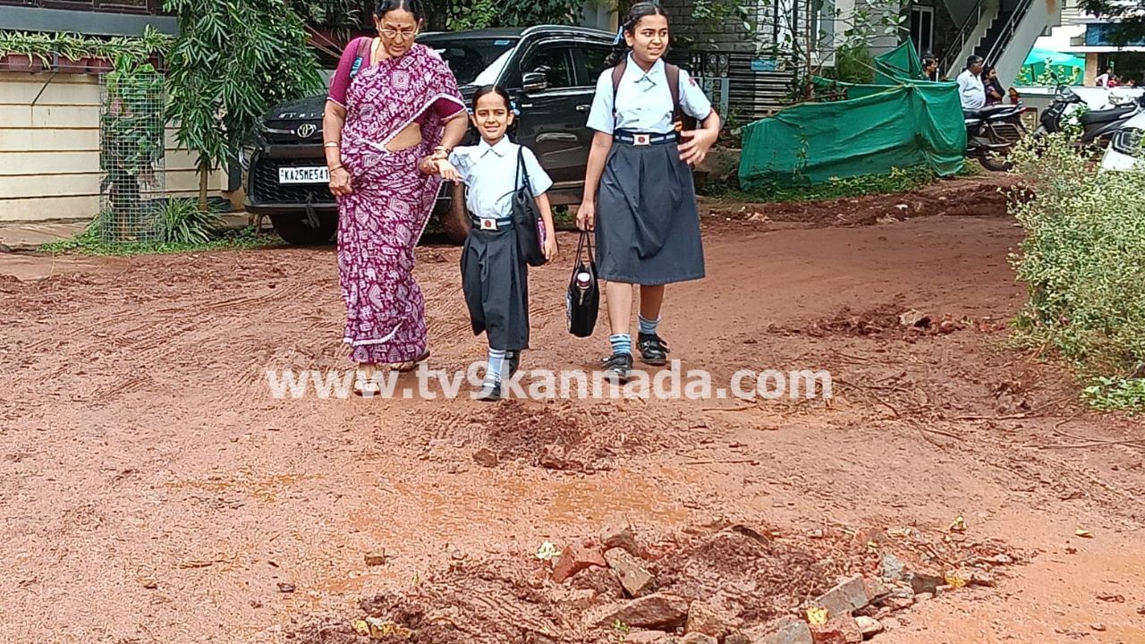 ಕುಗ್ರಾಮಗಳಿಗಿಂತ ಕಡೆಯಾದ ಹುಬ್ಬಳ್ಳಿ-ಧಾರವಾಡದ ಅನೇಕ ಬಡಾವಣೆಗಳ ಸ್ಥಿತಿ: ಹುಬ್ಬಳ್ಳಿ-ಧಾರವಾಡ ಮಹಾನಗರ ಪಾಲಿಕೆ, ರಾಜ್ಯದ ಎರಡನೇ ಅತಿ ದೊಡ್ಡ ಮಹಾನಗರ ಪಾಲಿಕೆ ಎಂಬ ಖ್ಯಾತಿಯೇನೋ ಪಡೆದಿದೆ. ಆದರೆ ಇದೇ ಪಾಲಿಕೆ, ತನ್ನ ಕೆಲಸಗಳಿಂದ ಮಾತ್ರ ಖ್ಯಾತಿ ಪಡೆಯದೇ, ಬರಿ ಭ್ರಷ್ಟಾಚಾರ, ಹಗರಣಗಳಿಂದ ಮಾತ್ರ ಸುದ್ದಿಯಾಗುತ್ತಿದೆ. ಹೀಗಾಗಿ ಅವಳಿ ನಗರದ ಜನರು ಪಡಬಾರದ ಕಷ್ಟ ಪಡುವಂತಾಗಿದೆ. ಹುಬ್ಬಳ್ಳಿ ವಾಣಿಜ್ಯ ನಗರವಾದ್ರೆ, ಧಾರವಾಡ ಶಿಕ್ಷಣ ನಗರವಾಗಿದೆ. ಹೀಗಾಗಿ ಎರಡು ನಗರಗಳು ವೇಗವಾಗಿ ಬೆಳೆಯುತ್ತಿವೆ. ಆದರೆ ಇದೇ ಅವಳಿ ನಗರಗಳಲ್ಲಿ ಅನೇಕ ಬಡವಾಣೆಗಳ ಜನರು ಪಡುತ್ತಿರುವ ಕಷ್ಟಗಳು ದೇವರಿಗೇ ಪ್ರೀತಿ ಎನ್ನುವಂತಾಗಿದೆ.