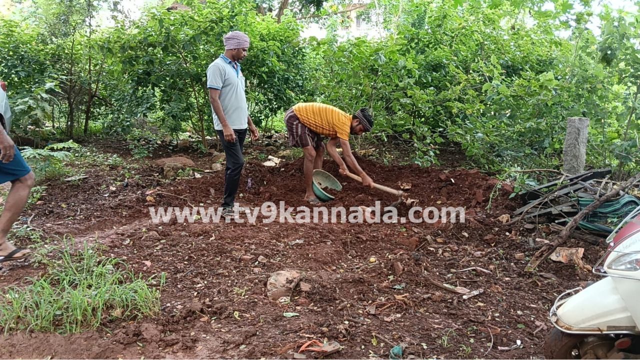 ಹುಬ್ಬಳ್ಳಿಯ ಬಹುತೇಕ ಬಡಾವಣೆಗಳಾಗಿ ಇಪ್ಪತ್ತರಿಂದ ಇಪ್ಪತ್ತೈದು ವರ್ಷಗಳಾಗಿವೆ. ಆದರೆ ಬಹುತೇಕ ಕಡೆ ಈವರಗೆ ಒಮ್ಮೆಯೂ ಪಾಲಿಕೆಯಿಂದ ರಸ್ತೆಗಳಿಗೆ ಡಾಂಬರು ಹಾಕುವ ಕೆಲಸವಾಗಿಲ್ಲ. ನಿರಂತರ ನೀರು ಪೂರೈಕೆ ಯೋಜನೆ, ಗ್ಯಾಸ್ ಲೈನ್ ಸೇರಿದಂತೆ ಅನೇಕ ಯೋಜನೆಗಳಿಗೆ ನೆಲವನ್ನು ಅಗಿದಿರುವುದರಿಂದ, ರಸ್ತೆಗಳು ಕೆಸರು ಮಯವಾಗಿವೆ. ಹೀಗಾಗಿ ಬಡವಾಣೆ ನಿವಾಸಿಗಳು ರಸ್ತೆ ರಿಪೇರಿ ಮಾಡಿಸಿ ಎಂದು ಪಾಲಿಕೆಯ ಅಧಿಕಾರಿಗಳಿಗೆ, ಜನಪ್ರತಿನಿಧಿಗಳಿಗೆ ಹತ್ತಾರು ಬಾರಿ ಮನವಿ ಮಾಡಿದ್ದಾರಂತೆ. ಆದರೆ ಅನುದನ ಇಲ್ಲ ಎಂಬ ಕಾರಣ ಕೊಟ್ಟು ಪಾಲಿಕೆಯ ಅಧಿಕಾರಿಗಳು, ಪಾಲಿಕೆ ಸದಸ್ಯರು ನುಣುಚಿಕೊಳ್ಳುತ್ತಿದ್ದಾರಂತೆ.