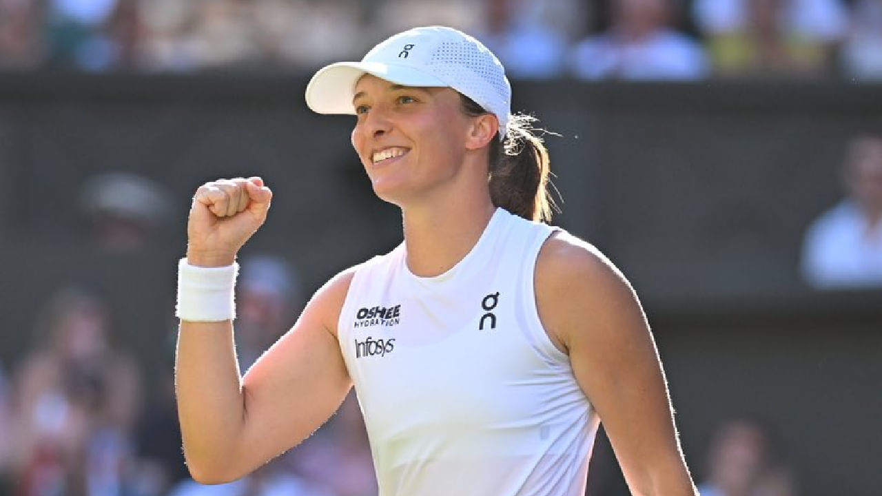 ಇದೀಗ ಈ ಇತಿಹಾಸವನ್ನು ಪುನರಾವರ್ತಿಸುವಲ್ಲಿ ಇಗಾ ಶ್ವಿಯಾಂಟೆಕ್ ಯಶಸ್ವಿಯಾಗಿದ್ದಾರೆ. 57 ನಿಮಿಷಗಳ ಕಾಲ ನಡೆದ ಫೈನಲ್ ಪಂದ್ಯದಲ್ಲಿ ಅಮಂಡಾ ಅನಿಸಿಮೊವಾ ಮೊದಲ ಪಾಯಿಂಟ್ಸ್ ಕಲೆಹಾಕುವ ಮುನ್ನವೇ ಇಗಾ ಶ್ವಿಯಾಂಟೆಕ್ 0-6, 0-6 ನೇರ ಸೆಟ್​ಗಳಿಂದ ಪಂದ್ಯವನ್ನು ಗೆದ್ದಿದ್ದಾರೆ. ಈ ಮೂಲಕ ಚೊಚ್ಚಲ ಬಾರಿ ವಿಂಬಲ್ಡನ್ ಕಿರೀಟವನ್ನು ಮುಡಿಗೇರಿಸಿಕೊಂಡಿದ್ದಾರೆ.