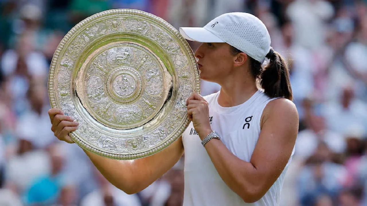 ಅಷ್ಟೇ ಅಲ್ಲದೆ ಸೆರೆನಾ ವಿಲಿಯಮ್ಸ್ ನಂತರ ಕ್ಲೇ, ಹಾರ್ಡ್ ಮತ್ತು ಗ್ರಾಸ್ ಕೋರ್ಟ್‌ಗಳಲ್ಲಿ ಗ್ರ್ಯಾಂಡ್ ಸ್ಲ್ಯಾಮ್ ಪ್ರಶಸ್ತಿಗಳನ್ನು ಗೆದ್ದ ಅತ್ಯಂತ ಕಿರಿಯ ಮಹಿಳೆ ಎಂಬ ಹೆಗ್ಗಳಿಕೆಗೂ ಇಗಾ ಶ್ವಿಯಾಂಟೆಕ್ ಪಾತ್ರರಾಗಿದ್ದಾರೆ. ಇದಕ್ಕೂ ಮುನ್ನ ಇಗಾ ನಾಲ್ಕು ಬಾರಿ ಫ್ರೆಂಚ್ ಓಪನ್ ಮತ್ತು ಒಂದು ಬಾರಿ ಯುಎಸ್ ಓಪನ್​ನಲ್ಲಿ ಚಾಂಪಿಯನ್ ಪಟ್ಟ ಅಲಂಕರಿಸಿದ್ದರು. ಇದೀಗ ತನ್ನ ಬಹುಕಾಲದ ಕನಸಾಗಿದ್ದ ವಿಂಬಲ್ಡನ್ ಕಿರೀಟವನ್ನು ಮುಡಿಗೇರಿಸಿಕೊಳ್ಳುವಲ್ಲಿ ಇಗಾ ಶ್ವಿಯಾಂಟೆಕ್ ಯಶಸ್ವಿಯಾಗಿದ್ದಾರೆ.