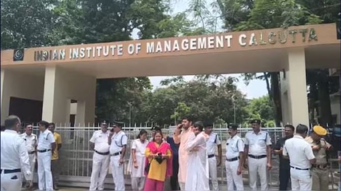 ಕೊಲ್ಕತ್ತಾ ಐಐಎಂ ಬಾಲಕರ ಹಾಸ್ಟೆಲ್‌ನಲ್ಲಿ ಯುವತಿಗೆ ಡ್ರಗ್ಸ್ ನೀಡಿ ಅತ್ಯಾಚಾರ