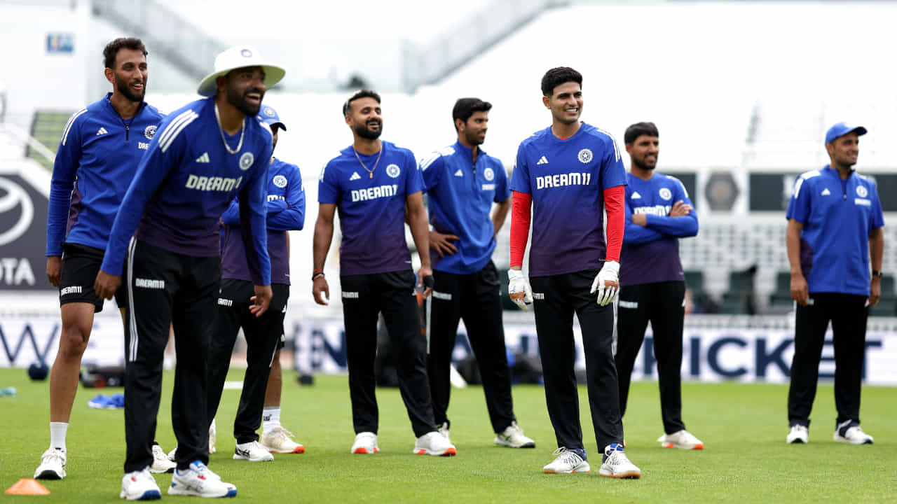 ಭಾರತ ಮತ್ತು ಇಂಗ್ಲೆಂಡ್ ನಡುವಿನ ಕೊನೆಯ ಟೆಸ್ಟ್ ಪಂದ್ಯ ಓವಲ್ ಕ್ರಿಕೆಟ್ ಮೈದಾನದಲ್ಲಿ ಆರಂಭವಾಗಿದೆ. ಈ ಪಂದ್ಯಕ್ಕೆ ಟೀಂ ಇಂಡಿಯಾದಲ್ಲಿ ನಾಲ್ಕು ಪ್ರಮುಖ ಬದಲಾವಣೆಗಳನ್ನು ಮಾಡಲಾಗಿದೆ. ಗಾಯಗೊಂಡ ವಿಕೆಟ್ ಕೀಪರ್ ಬ್ಯಾಟ್ಸ್ಮನ್ ರಿಷಭ್ ಪಂತ್ ಬದಲಿಗೆ ಧ್ರುವ್ ಜುರೆಲ್ಗೆ ಅವಕಾಶ ಸಿಕ್ಕಿದೆ. ವೇಗದ ಬೌಲರ್ ಜಸ್ಪ್ರೀತ್ ಬುಮ್ರಾ ಬದಲಿಗೆ ಪ್ರಸಿದ್ಧ್ ಕೃಷ್ಣ, ಶಾರ್ದೂಲ್ ಠಾಕೂರ್ ಬದಲಿಗೆ ಕರುಣ್ ನಾಯರ್, ಅನ್ಶುಲ್ ಕಾಂಬೋಜ್ ಬದಲಿಗೆ ಆಕಾಶ್ ದೀಪ್ಗೆ ಅವಕಾಶ ನೀಡಲಾಗಿದೆ.