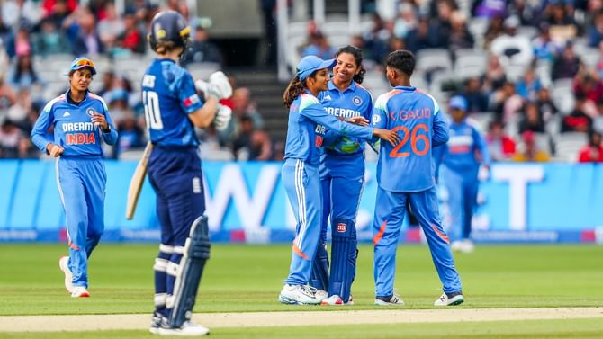 DLS ನಿಯಮದೊಂದಿಗೆ ಭಾರತದ ವಿರುದ್ಧ ಗೆದ್ದು ಬೀಗಿದ ಇಂಗ್ಲೆಂಡ್