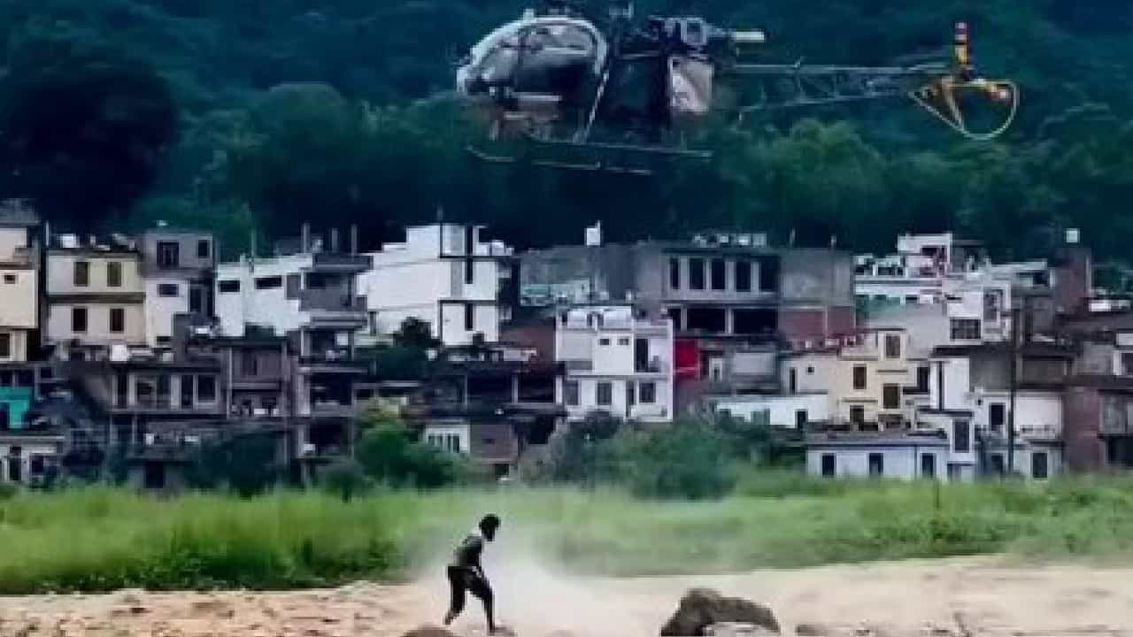 ಜಮ್ಮು ಕಾಶ್ಮೀರದ ಪ್ರವಾಹದಲ್ಲಿ ಸಿಲುಕಿದ್ದ ಬಾಲಕನ ಸಿನಿಮೀಯ ರಕ್ಷಣೆ ಜಮ್ಮು ಕಾಶ್ಮೀರದ ಪ್ರವಾಹದಲ್ಲಿ ಸಿಲುಕಿದ್ದ ಬಾಲಕನ ಸಿನಿಮೀಯ ರಕ್ಷಣೆ
