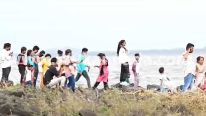 ತುಂಗಭದ್ರಾ ಜಲಾಶಯದ ಹಿನ್ನೀರ ಬಳಿ ಮಕ್ಕಳ ಜೊತೆ ಪೋಷಕರ ಮಕ್ಕಳಾಟ, ಅಪಾಯದ ಅರಿವಿದ್ದರೂ ಹುಚ್ಚಾಟ ತುಂಗಭದ್ರಾ ಜಲಾಶಯದ ಹಿನ್ನೀರ ಬಳಿ ಮಕ್ಕಳ ಜೊತೆ ಪೋಷಕರ ಮಕ್ಕಳಾಟ, ಅಪಾಯದ ಅರಿವಿದ್ದರೂ ಹುಚ್ಚಾಟ