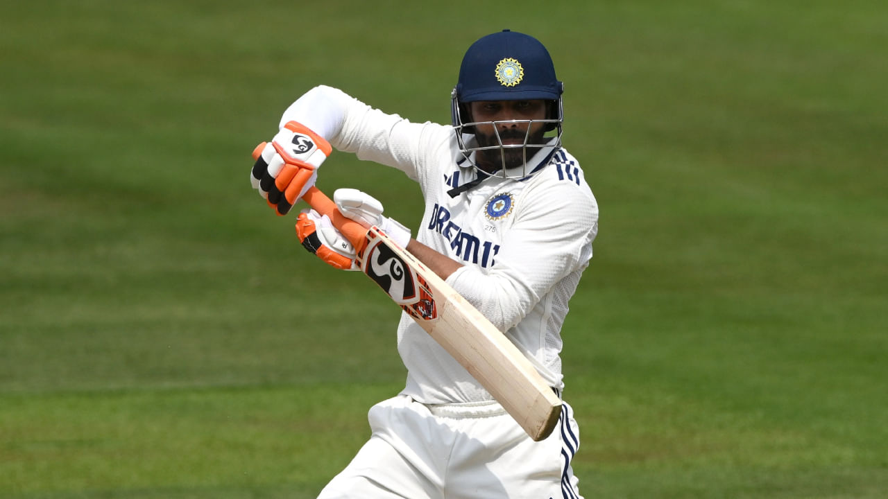 ರವೀಂದ್ರ ಜಡೇಜಾ ಇಂಗ್ಲೆಂಡ್ನಲ್ಲಿ ಇದುವರೆಗೆ ಆಡಿರುವ 27 ಇನ್ನಿಂಗ್ಸ್ಗಳಲ್ಲಿ 40.95 ಸರಾಸರಿಯಲ್ಲಿ 942 ರನ್ ಗಳಿಸಿದ್ದಾರೆ, ಇದರಲ್ಲಿ ಒಂದು ಶತಕ ಮತ್ತು ಏಳು ಅರ್ಧಶತಕಗಳು ಸೇರಿವೆ. ಇದು ಮಾತ್ರವಲ್ಲದೆ, ಇಂಗ್ಲೆಂಡ್ ವಿರುದ್ಧದ ಟೆಸ್ಟ್ ಸರಣಿಯಲ್ಲಿ ಅವರು ಸತತ ನಾಲ್ಕು ಅರ್ಧಶತಕಗಳನ್ನು ಸಿಡಿಸಿದ್ದಾರೆ.