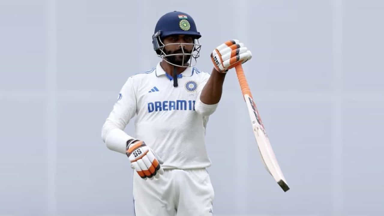 ಇಂಗ್ಲೆಂಡ್ ವಿರುದ್ಧದ 5 ಪಂದ್ಯಗಳ ಟೆಸ್ಟ್ ಸರಣಿಯಲ್ಲಿ ಭಾರತ ತಂಡದ ಅನುಭವಿ ಆಲ್ರೌಂಡರ್ ರವೀಂದ್ರ ಜಡೇಜಾ ಅವರ ಪ್ರದರ್ಶನ ಅತ್ಯುತ್ತಮವಾಗಿದೆ. ಇದುವರೆಗೆ ನಡೆದಿರುವ ಮೂರು ಪಂದ್ಯಗಳಲ್ಲಿ ಜಡೇಜಾ ರನ್ಗಳ ಮಳೆ ಹರಿಸಿದ್ದಾರೆ. ಇದೀಗ ಮ್ಯಾಂಚೆಸ್ಟರ್ ಟೆಸ್ಟ್ ಪಂದ್ಯದಲ್ಲೂ ಅದೇ ಪ್ರದರ್ಶನವನ್ನು ಮುಂದುವರೆಸುವ ಇರಾದೆಯಲ್ಲಿರುವ ಜಡೇಜಾ ದಿಗ್ಗಜರ ಪಟ್ಟಿಗೆ ಸೇರ್ಪಡೆಗೊಳ್ಳಲಿದ್ದಾರೆ.