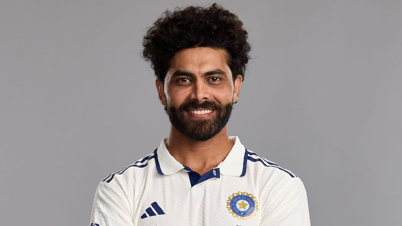 ರವೀಂದ್ರ ಜಡೇಜಾ: ಭಾರತ ಟೆಸ್ಟ್ ತಂಡದ ಸ್ಟಾರ್ ಆಟಗಾರ ರವೀಂದ್ರ ಜಡೇಜಾ ಟೆಸ್ಟ್ ಆಲ್ರೌಂಡರ್ಗಳ ಪಟ್ಟಿಯಲ್ಲಿ ಮೊದಲ ಸ್ಥಾನವನ್ನು ಕಾಯ್ದುಕೊಂಡಿದ್ದಾರೆ. ಒಟ್ಟು 422 ಅಂಕಗಳನ್ನು ಹೊಂದಿರುವ ಜಡೇಜಾ ಕಳೆದ ಒಂದು ತಿಂಗಳಿಂದ ಮೊದಲ ಸ್ಥಾನದಿಂದ ಕೆಳಗಿಳಿದಿಲ್ಲ ಎಂಬುದು ವಿಶೇಷ.