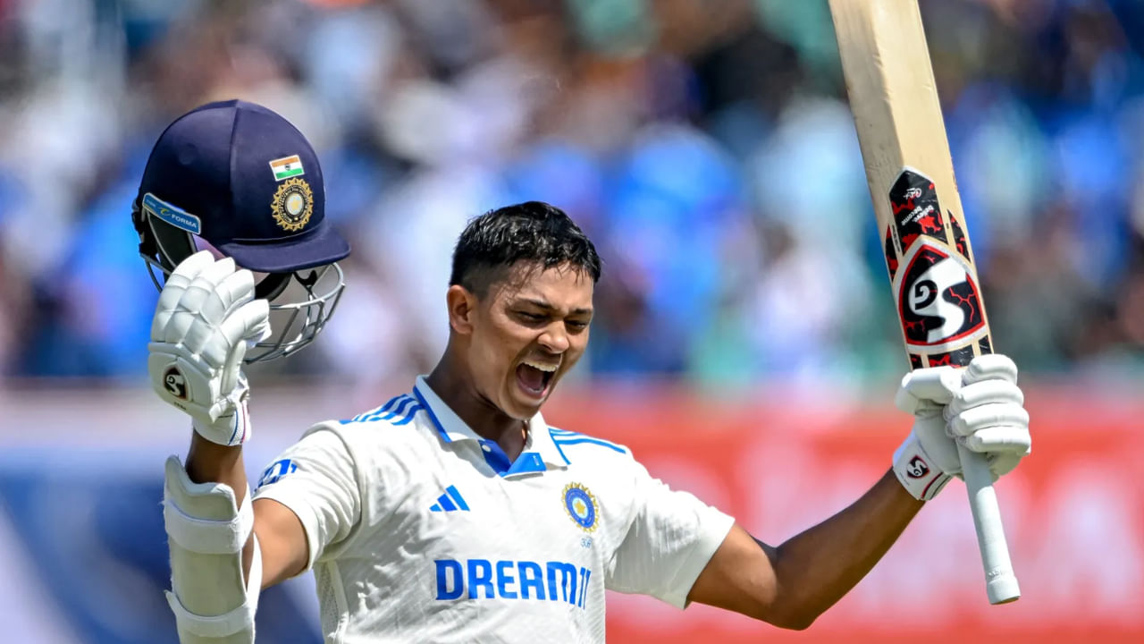 2024 ರಲ್ಲಿ ಇಂಗ್ಲೆಂಡ್ ವಿರುದ್ಧದ ಸರಣಿಯಲ್ಲಿ 712 ರನ್ ಗಳಿಸಿದ್ದ ಯಶಸ್ವಿ ಜೈಸ್ವಾಲ್ ಈ ಪಟ್ಟಿಯಲ್ಲಿ ಎರಡನೇ ಸ್ಥಾನದಲ್ಲಿದ್ದಾರೆ. ಈಗ ಗಿಲ್ ಇನ್ನೂ 106 ರನ್ ಗಳಿಸಿದರೆ, ಅವರು ಯಶಸ್ವಿಯನ್ನು ಹಿಂದಿಕ್ಕಿ ಎರಡನೇ ಸ್ಥಾನಕ್ಕೆ ಬರುತ್ತಾರೆ. ಹಾಗೆಯೇ ಉಳಿದ ಎರಡು ಪಂದ್ಯಗಳಲ್ಲಿ ಇನ್ನೂ 168 ರನ್ ಗಳಿಸಿದರೆ, ಅವರು ಟೆಸ್ಟ್ ಸರಣಿಯಲ್ಲಿ ಟೀಂ ಇಂಡಿಯಾ ಪರ ಅತಿ ಹೆಚ್ಚು ರನ್ ಗಳಿಸಿದ ಆಟಗಾರ ಎನಿಸಿಕೊಳ್ಳಲಿದ್ದಾರೆ.