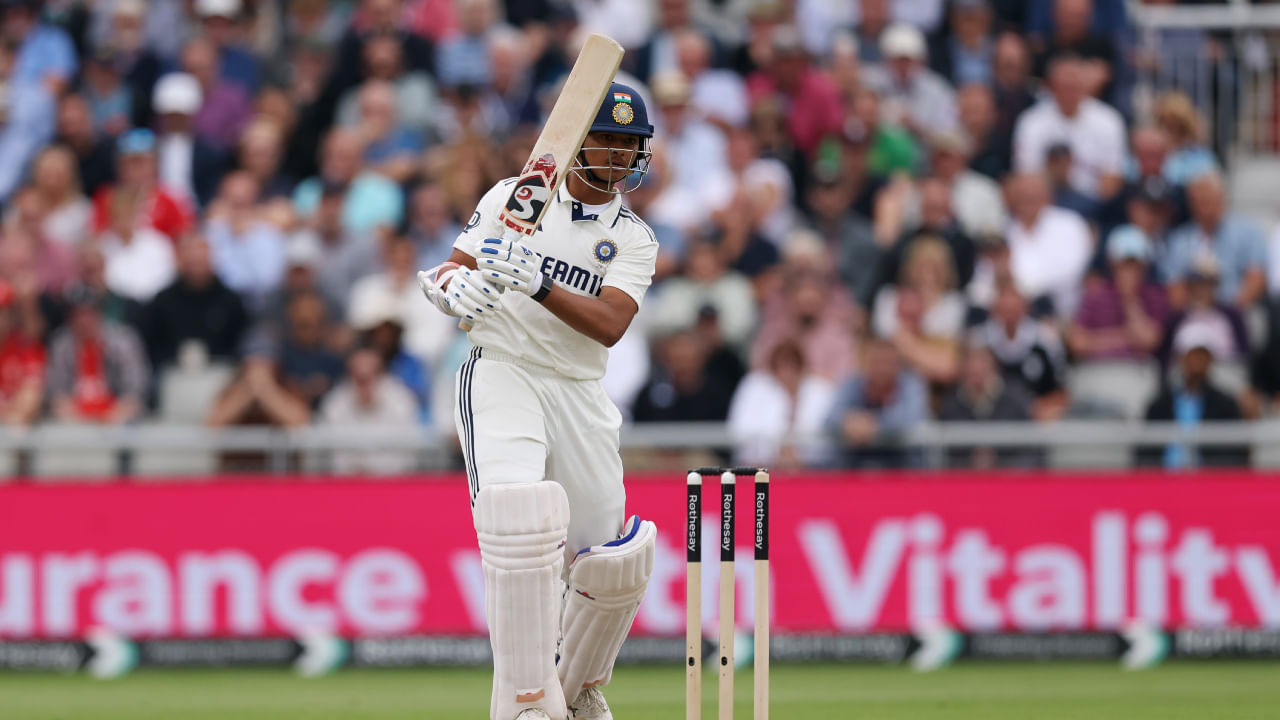 ಮ್ಯಾಂಚೆಸ್ಟರ್ನ ಓಲ್ಡ್ ಟ್ರಾಫರ್ಡ್ನಲ್ಲಿ ನಡೆಯುತ್ತಿರುವ ನಾಲ್ಕನೇ ಟೆಸ್ಟ್ ಪಂದ್ಯದಲ್ಲಿ ಟಾಸ್ ಸೋತು ಮೊದಲು ಬ್ಯಾಟಿಂಗ್ ಮಾಡುತ್ತಿರುವ ಟೀಂ ಇಂಡಿಯಾಕ್ಕೆ ಉತ್ತಮ ಆರಂಭ ಸಿಕ್ಕಿತು. ಆರಂಭಿಕರಾದ ಯಶಸ್ವಿ ಜೈಸ್ವಾಲ್ ಕೆಎಲ್ ರಾಹುಲ್ ಮೊದಲ ವಿಕೆಟ್ಗೆ 94 ರನ್ ಕಲೆಹಾಕಿದರು. ರಾಹುಲ್ ಔಟಾದ ನಂತರವೂ ಆಟ ಮುಂದುವರೆಸಿದ ಯಶಸ್ವಿ ಜೈಸ್ವಾಲ್ ಓಲ್ಡ್ ಟ್ರಾಫರ್ಡ್ನಲ್ಲಿ ಇತಿಹಾಸ ನಿರ್ಮಿಸಿದರು.