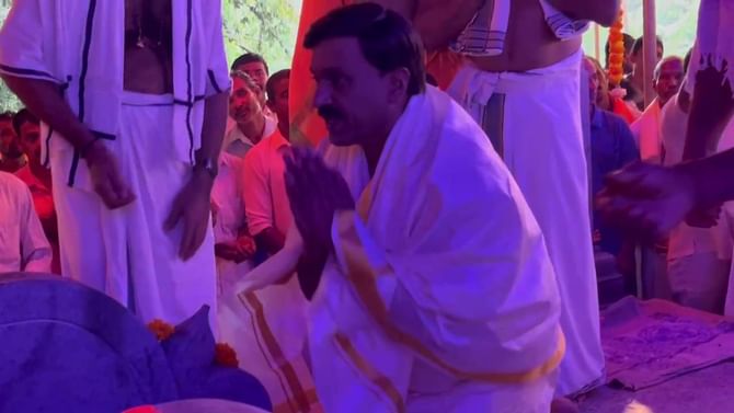 ತುಳುನಾಡಿನ ದೈವದ ನುಡಿಗೆ ತಲೆಬಾಗಿದ ಶಾಸಕ ಗಾಲಿ ಜನಾರ್ದನ ರೆಡ್ಡಿ ತುಳುನಾಡಿನ ದೈವದ ನುಡಿಗೆ ತಲೆಬಾಗಿದ ಶಾಸಕ ಗಾಲಿ ಜನಾರ್ದನ ರೆಡ್ಡಿ