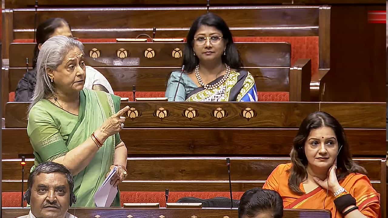 ಐಶ್ವರ್ಯ ರೈ ಹೇಗೆ ಸಹಿಸ್ಕೊಳ್ತಾಳೋ? ಅಮಿತಾಭ್ಗೂ ಕಂಟ್ರೋಲ್ ಮಾಡೋಕೆ ಆಗ್ಲಿಲ್ಲ; ಟ್ರೋಲ್ ಆದ ಜಯಾ ಬಚ್ಚನ್ ಐಶ್ವರ್ಯ ರೈ ಹೇಗೆ ಸಹಿಸ್ಕೊಳ್ತಾಳೋ? ಅಮಿತಾಭ್ಗೂ ಕಂಟ್ರೋಲ್ ಮಾಡೋಕೆ ಆಗ್ಲಿಲ್ಲ; ಟ್ರೋಲ್ ಆದ ಜಯಾ ಬಚ್ಚನ್