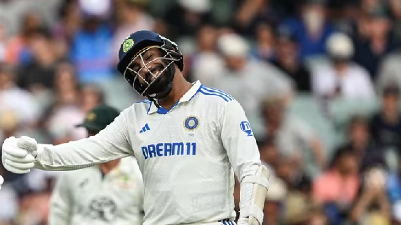 ಆದರೆ ಆ ಬಳಿಕ ಪ್ರಥಮ ಇನಿಂಗ್ಸ್ನಲ್ಲಿ ಬ್ಯಾಟಿಂಗ್ಗೆ ಬಂದ ಬುಮ್ರಾ ಸೊನ್ನೆ ಸುತ್ತುವ ಮೂಲಕ ನಿರ್ಗಮಿಸಿದ್ದಾರೆ. ಅಂದರೆ ಒಂದೇ ಒಂದು ರನ್ಗಳಿಸದೇ ವಿಕೆಟ್ ಒಪ್ಪಿಸಿದ್ದಾರೆ. ವಿಶೇಷ ಎಂದರೆ ಬುಮ್ರಾ ಹೀಗೆ ರನ್ಗಳಿಸದೇ ಸತತವಾಗಿ ಶೂನ್ಯಕ್ಕೆ ವಿಕೆಟ್ ಒಪ್ಪಿಸುತ್ತಿರುವುದು 4ನೇ ಬಾರಿ. ಅದರಲ್ಲೂ ಕಳೆದ 7 ಇನಿಂಗ್ಸ್ಗಳಲ್ಲಿ ಟೀಮ್ ಇಂಡಿಯಾ ವೇಗಿ 6 ಬಾರಿ ಸೊನ್ನೆಗೆ ಔಟಾಗಿದ್ದಾರೆ.