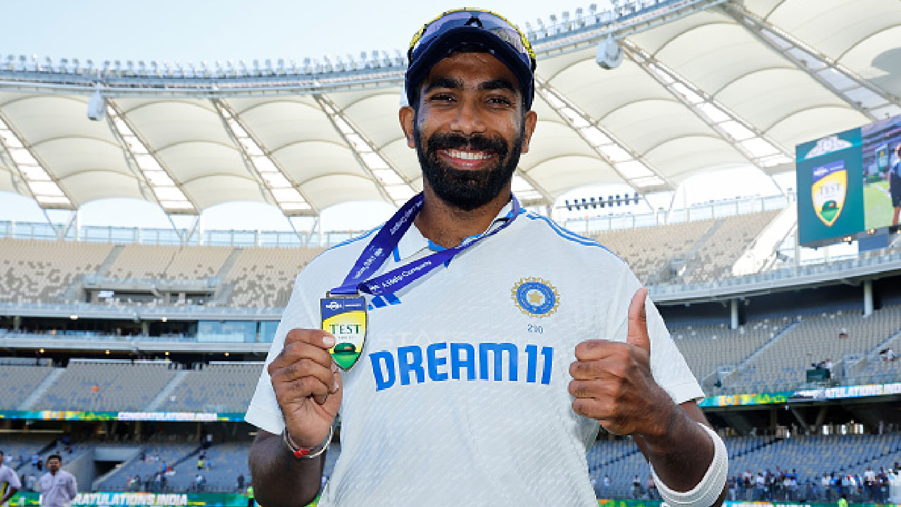 ಟೀಮ್ ಇಂಡಿಯಾ ವೇಗಿ ಜಸ್ಪ್ರೀತ್ ಬುಮ್ರಾ (Jasprit Bumrah) ಬೌಲಿಂಗ್ ಮೂಲಕ ಪರಾಕ್ರಮ ಮೆರೆಯುತ್ತಿರುವುದು ಗೊತ್ತೇ ಇದೆ. ಅದು ಲಂಡನ್ನ ಲಾರ್ಡ್ಸ್ ಮೈದಾನದಲ್ಲೂ ಮುಂದುವರೆದಿದೆ. ಇಂಗ್ಲೆಂಡ್ ವಿರುದ್ಧದ 3ನೇ ಟೆಸ್ಟ್ ಪಂದ್ಯದ ಮೊದಲ ಇನಿಂಗ್ಸ್ನಲ್ಲಿ ಭರ್ಜರಿ ಬೌಲಿಂಗ್ ಪ್ರದರ್ಶಿಸಿರುವ ಬುಮ್ರಾ ಕೇವಲ 74 ರನ್ ನೀಡಿ 5 ವಿಕೆಟ್ ಕಬಳಿಸಿ ಮಿಂಚಿದ್ದಾರೆ.