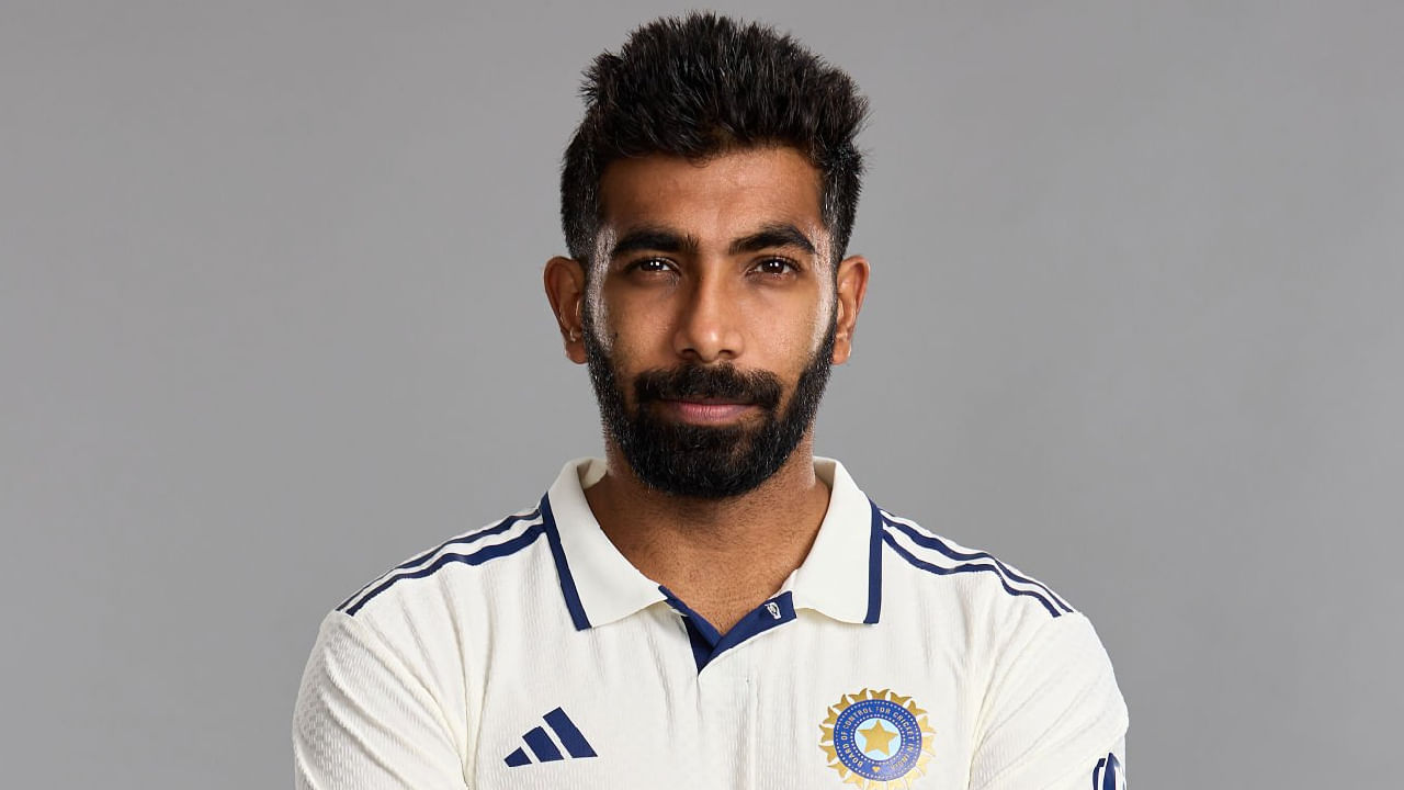 ಜಸ್ಪ್ರೀತ್ ಬುಮ್ರಾ: ಟೆಸ್ಟ್ ಬೌಲರ್ಗಳ ಟಾಪ್-10 ಪಟ್ಟಿಯಲ್ಲಿ ಟೀಮ್ ಇಂಡಿಯಾ ವೇಗಿ ಜಸ್ಪ್ರೀತ್ ಬುಮ್ರಾ ಮೊದಲ ಸ್ಥಾನದಲ್ಲಿದ್ದಾರೆ. 898 ಅಂಕಗಳನ್ನು ಹೊಂದಿರುವ ಬುಮ್ರಾ ಇಂಗ್ಲೆಂಡ್ ವಿರುದ್ಧದ ಸರಣಿಯ ಮೂಲಕ ಅಗ್ರಸ್ಥಾನ ಕಾಯ್ದುಕೊಳ್ಳುವಲ್ಲಿ ಯಶಸ್ವಿಯಾಗಿದ್ದಾರೆ.
