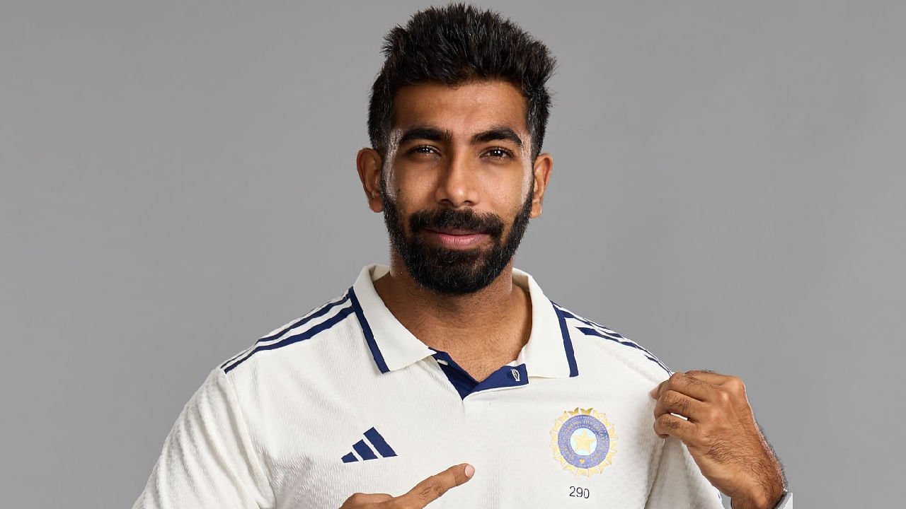 ಇನ್ನು ಟೆಸ್ಟ್ ಬೌಲರ್ಗಳ ಪಟ್ಟಿಯಲ್ಲಿ ಟೀಮ್ ಇಂಡಿಯಾ ವೇಗಿ ಜಸ್ಪ್ರೀತ್ ಬುಮ್ರಾ ಅಗ್ರಸ್ಥಾನ ಅಲಂಕರಿಸಿದ್ದಾರೆ. ಹೆಡಿಂಗ್ಲೆ ಟೆಸ್ಟ್ ಪಂದ್ಯದಲ್ಲಿ 5 ವಿಕೆಟ್ ಕಬಳಿಸಿ ಮಿಂಚಿದ್ದ ಬುಮ್ರಾ ಇದೀಗ 898 ಅಂಕಗಳೊಂದಿಗೆ ಮೊದಲ ಸ್ಥಾನದಲ್ಲಿದ್ದಾರೆ. ಹೀಗಾಗಿ ಲಾರ್ಡ್ಸ್ ಮೈದಾನದಲ್ಲಿ ಬುಮ್ರಾ ಹಾಗೂ ಬ್ರೂಕ್ ಕಡೆಯಿಂದ ಭರ್ಜರಿ ಪೈಪೋಟಿ ನಿರೀಕ್ಷಿಸಬಹುದು.