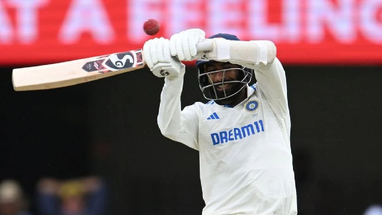 ಟೆಸ್ಟ್ ಕ್ರಿಕೆಟ್ನಲ್ಲಿ ಈವರೆಗೆ 72 ಇನಿಂಗ್ಸ್ಗಳಲ್ಲಿ ಬ್ಯಾಟಿಂಗ್ಗೆ ಆಗಮಿಸಿರುವ ಜಸ್ಪ್ರೀತ್ ಬುಮ್ರಾ 28 ಬಾರಿ ಶೂನ್ಯಕ್ಕೆ ಔಟಾಗಿದ್ದಾರೆ. ಈ ಮೂಲಕ ಟೆಸ್ಟ್ ಇತಿಹಾಸದಲ್ಲೇ ಅತೀ ಹೆಚ್ಚು ಬಾರಿ ಸೊನ್ನೆ ಸುತ್ತಿದ ಬ್ಯಾಟರ್ಗಳ ಪಟ್ಟಿಯಲ್ಲಿ 10ನೇ ಸ್ಥಾನ ಪಡೆದಿದ್ದಾರೆ. ಅಲ್ಲದೆ ಟೆಸ್ಟ್ನಲ್ಲಿ ಅತ್ಯಧಿಕ ಬಾರಿ ಝೀರೋಗೆ ಔಟಾದ 2ನೇ ಭಾರತೀಯ ಎನಿಸಿಕೊಂಡಿದ್ದಾರೆ.