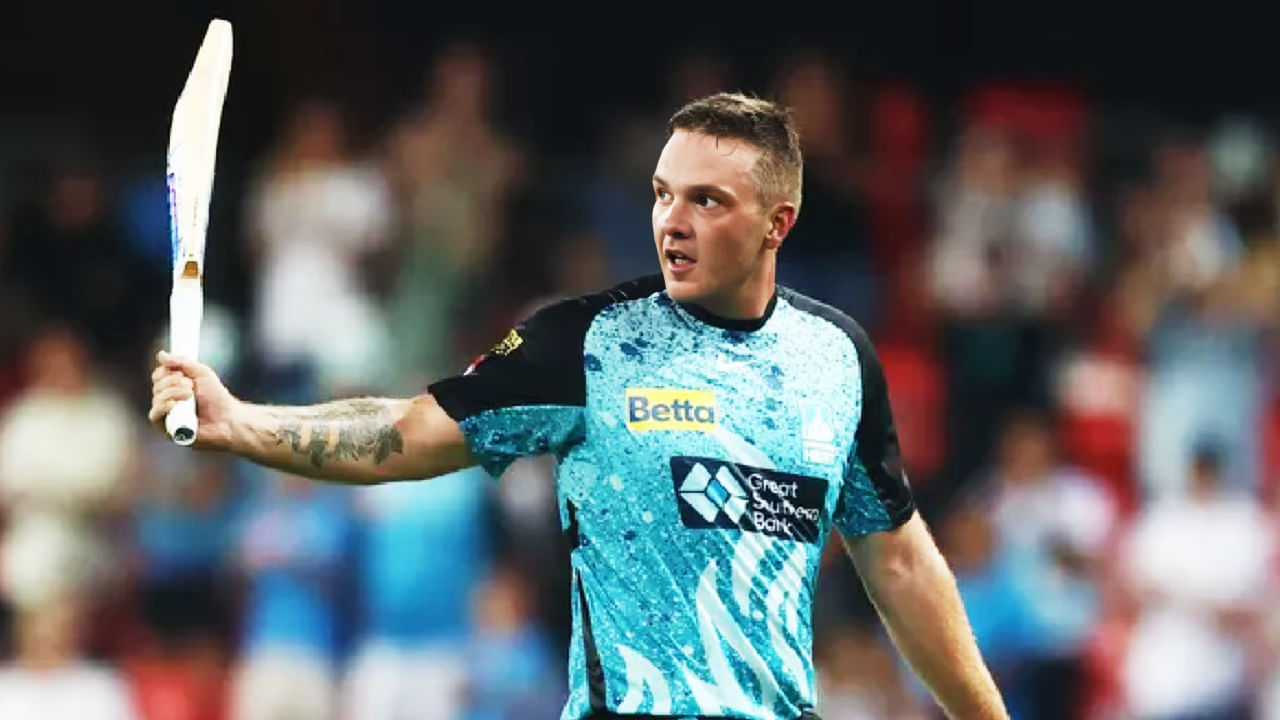 ಆಸ್ಟ್ರೇಲಿಯಾದ ಸ್ಫೋಟಕ ದಾಂಡಿಗ ಜೋಶ್ ಬ್ರೌನ್ ಅಕ್ಷರಶಃ ಅಬ್ಬರಿಸಿದ್ದಾರೆ. ಅದು ಕೂಡ ಟಿ10 ಲೀಗ್ನಲ್ಲಿ ಭರ್ಜರಿ ಸೆಂಚುರಿ ಸಿಡಿಸುವ ಮೂಲಕ ಎಂಬುದೇ ಅಚ್ಚರಿ. ವೆಸ್ಟ್ ಇಂಡೀಸ್ನಲ್ಲಿ ನಡೆಯುತ್ತಿರುವ ಮ್ಯಾಕ್ಸ್60 ಟಿ10 ಲೀಗ್ನ 11ನೇ ಪಂದ್ಯದಲ್ಲಿ ಜೋಶ್ ಸ್ಫೋಟಕ ಶತಕ ಬಾರಿಸಿದ್ದಾರೆ. ಈ ಪಂದ್ಯದಲ್ಲಿ ಕೆರಿಬಿಯನ್ ಟೈಗರ್ಸ್ ಹಾಗೂ ಗ್ರ್ಯಾಂಡ್ ಕೇಮನ್ ಫಾಲ್ಕನ್ಸ್ ತಂಡಗಳು ಮುಖಾಮುಖಿಯಾಗಿದ್ದವು.