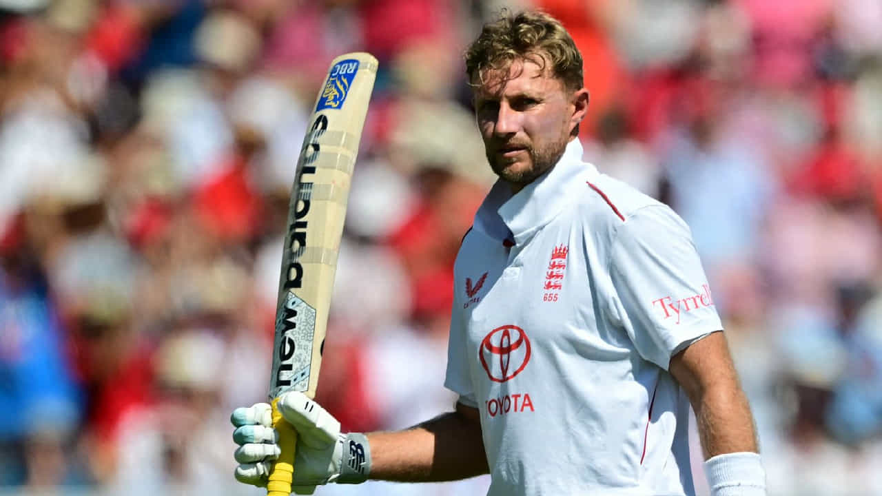 ಟೆಸ್ಟ್ ಕ್ರಿಕೆಟ್ನಲ್ಲಿ ಜೋ ರೂಟ್ (Joe Root) ಮತ್ತೊಂದು ಮೈಲುಗಲ್ಲು ದಾಟಿದ್ದಾರೆ. ಅದು ಕೂಡ ಕ್ರೀಸ್ ಕಚ್ಚಿ ನಿಲ್ಲುವ ಮೂಲಕ. ಅಂದರೆ ಟೆಸ್ಟ್ ಕ್ರಿಕೆಟ್ನಲ್ಲಿ 23 ಸಾವಿರಕ್ಕೂ ಅಧಿಕ ಎಸೆತಗಳನ್ನು ಎದುರಿಸಿದ ವಿಶ್ವದ ಕೆಲವೇ ಕೆಲವು ಆಟಗಾರರ ಪಟ್ಟಿಗೆ ಇದೀಗ ಜೋ ರೂಟ್ ಎಂಟ್ರಿ ಕೊಟ್ಟಿದ್ದಾರೆ.