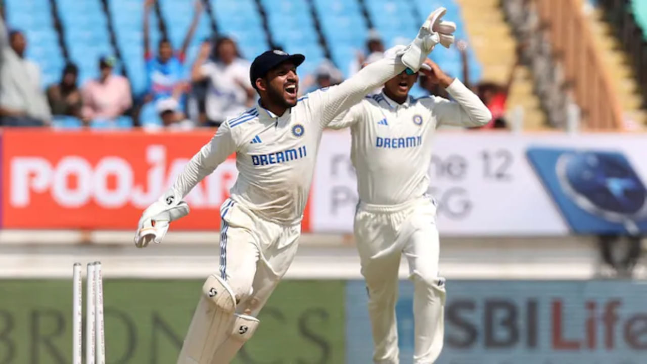 ಇದಕ್ಕೂ ಮುನ್ನ 94 ರನ್ ಬಾರಿಸಿ ಆಡುತ್ತಿದ್ದ ಬೆನ್ ಡಕೆಟ್, ಅನ್ಶುಲ್ ಕಾಂಬೋಜ್ ಅವರ ಎಸೆತದಲ್ಲಿ ಕೀಪರ್ ಜುರೆಲ್ಗೆ ಕ್ಯಾಚಿತ್ತು ಔಟಾದರು. ನಂತರ ಬುಮ್ರಾ ಬೌಲಿಂಗ್ನಲ್ಲಿ ಜೇಮಿ ಸ್ಮಿತ್ ನೀಡಿದ ಕ್ಯಾಚ್ ಅನ್ನು ಹಿಡಿಯುವ ಮೂಲಕ ಜುರೆಲ್ 4 ವಿಕೆಟ್ ಉರುಳಿಸುವಲ್ಲಿ ಪ್ರಮುಖ ಪಾತ್ರ ವಹಿಸಿದರು.