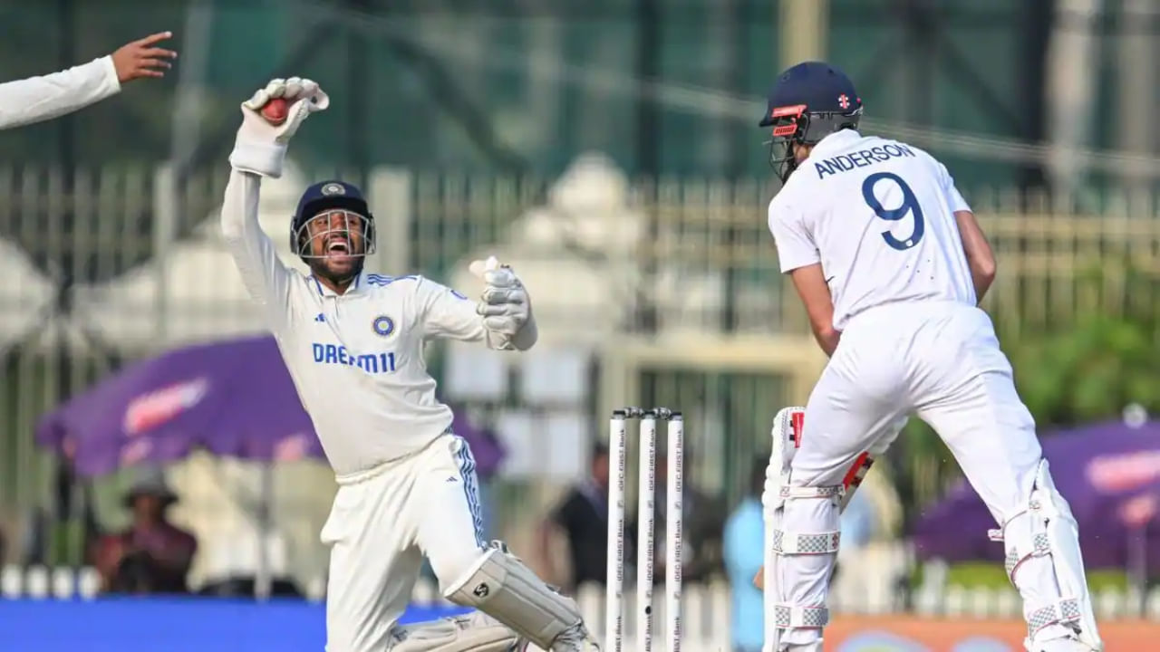 ಇದಕ್ಕೂ ಮುನ್ನ ನಡೆದಿದ್ದ ಲಾರ್ಡ್ಸ್ ಟೆಸ್ಟ್ನಲ್ಲಿಯೂ ಧ್ರುವ್ ಜುರೆಲ್ ಬದಲಿ ವಿಕೆಟ್ ಕೀಪರ್ ಆಗಿ ಕಾಣಿಸಿಕೊಂಡಿದ್ದರು. ಆ ಪಂದ್ಯದಲ್ಲಿ ಅವರು ವಿಕೆಟ್ ಕೀಪರ್ ಆಗಿ 3 ವಿಕೆಟ್ ಕಬಳಿಸಿದರು. 2021 ರಲ್ಲಿ ಕಾನ್ಪುರದಲ್ಲಿ ನ್ಯೂಜಿಲೆಂಡ್ ವಿರುದ್ಧದ ಪಂದ್ಯದಲ್ಲಿ ಕೆಎಸ್ ಭರತ್ ಬದಲಿ ವಿಕೆಟ್ ಕೀಪರ್ ಆಗಿ ಆಡಿ 3 ವಿಕೆಟ್ ಕಬಳಿಸಿದ್ದರು. ಈಗ ಜುರೆಲ್, ಭರತ್ ಅವರನ್ನು ಹಿಂದಿಕ್ಕಿದ್ದಾರೆ.