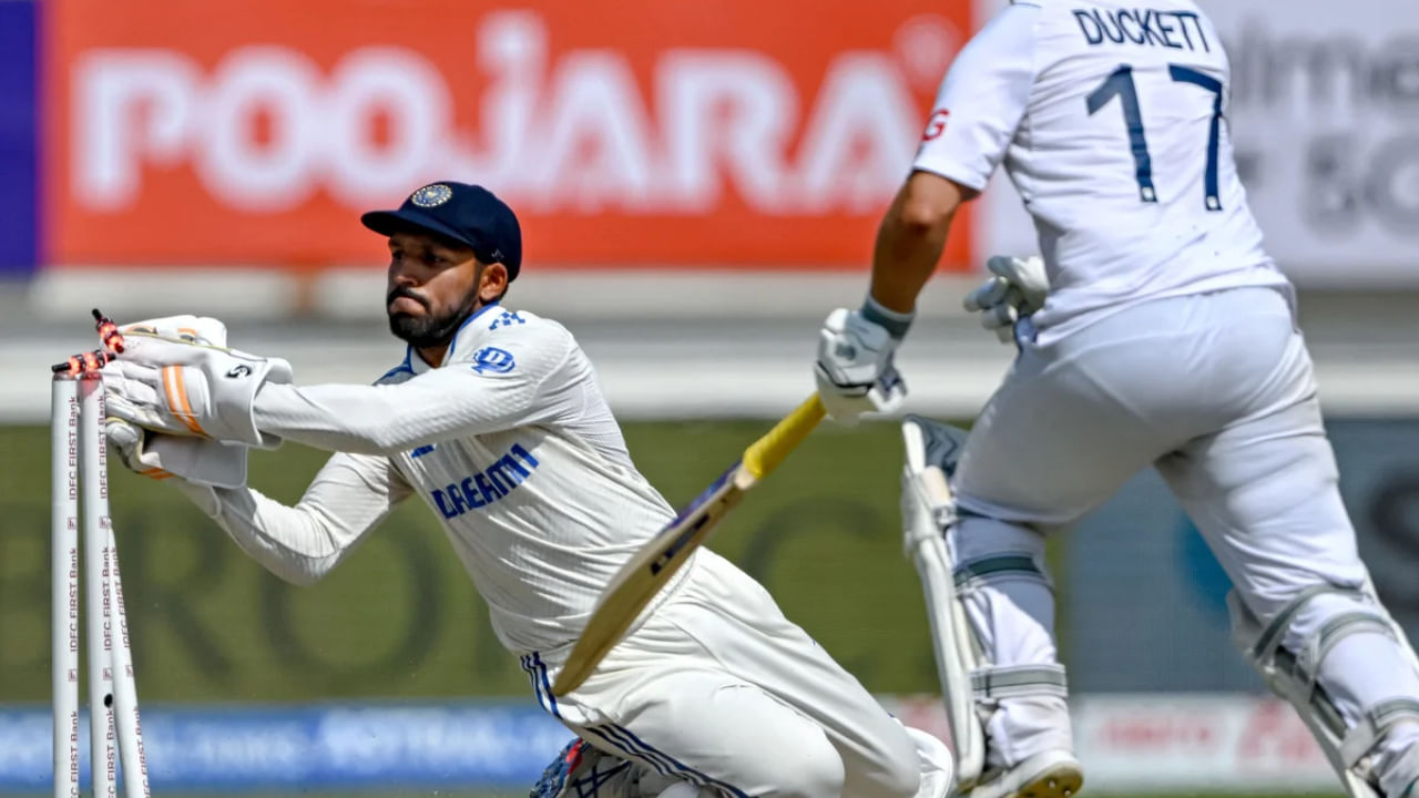 ಭಾರತ ಮತ್ತು ಇಂಗ್ಲೆಂಡ್ ನಡುವಿನ ನಾಲ್ಕನೇ ಟೆಸ್ಟ್ ಪಂದ್ಯದಲ್ಲಿ ಇಂಗ್ಲೆಂಡ್ ತಂಡ ಹಿಡಿತ ಸಾಧಿಸಿದ್ದು, ಬೃಹತ್ ಮುನ್ನಡೆಯತ್ತ ಸಾಗಿದೆ. ಇತ್ತ ಟೀಂ ಇಂಡಿಯಾ ಏನೆಲ್ಲ ಪ್ರಯತ್ನ ಪಟ್ಟರೂ ಇಂಗ್ಲೆಂಡ್ ಬ್ಯಾಟರ್ಗಳನ್ನು ಕಟ್ಟಿಹಾಕುವಲ್ಲಿ ವಿಫಲವಾಗಿದೆ. ಆದಾಗ್ಯೂ ಇದೆಲ್ಲದರ ನಡುವೆ ಪ್ಲೇಯಿಂಗ್ 11 ನಲ್ಲಿ ಅವಕಾಶ ಪಡೆಯದ ಹೊರತಾಗಿಯೂ ಬದಲಿ ಆಟಗಾರನಾಗಿ ವಿಕೆಟ್ ಕೀಪಿಂಗ್ ಮಾಡಿದ ಧ್ರುವ್ ಜುರೆಲ್ ಇತಿಹಾಸ ಸೃಷ್ಟಿಸಿದ್ದಾರೆ.