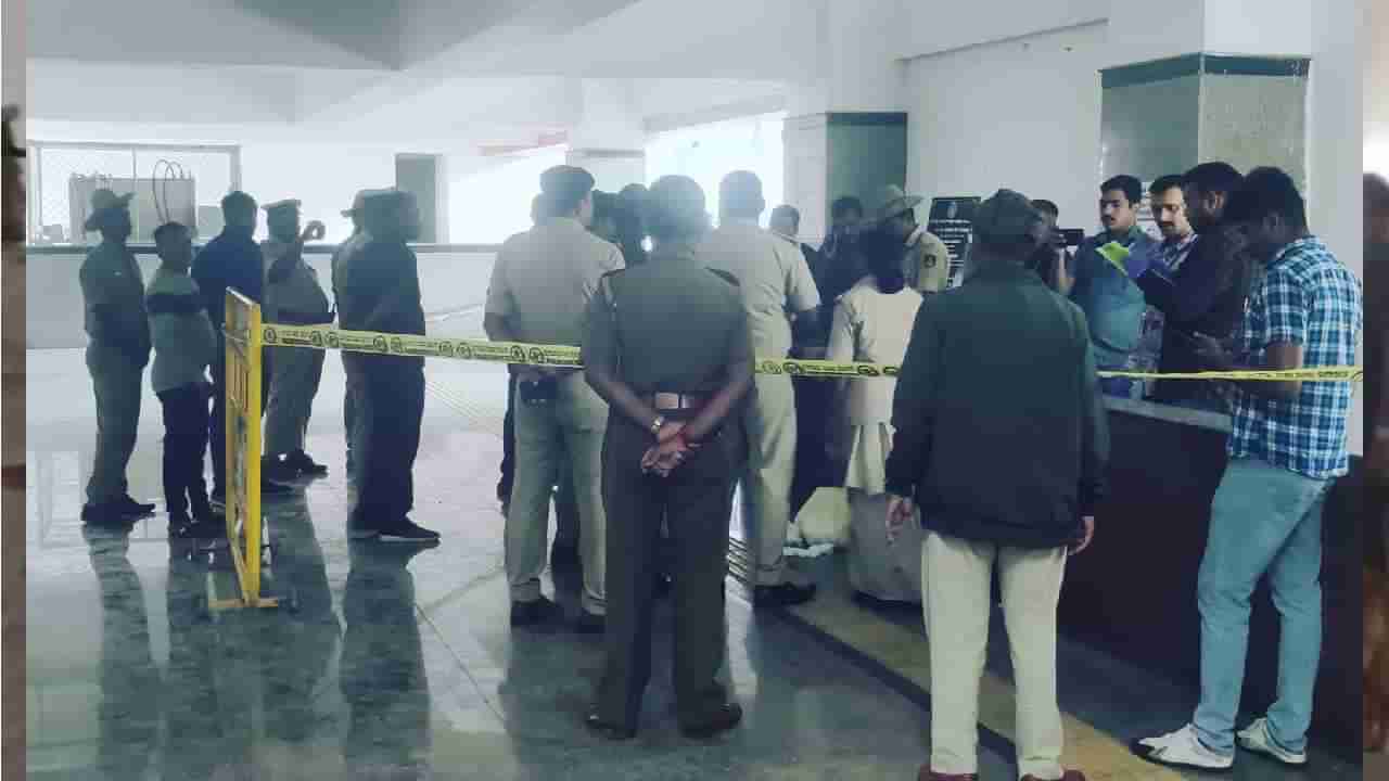 ಬೆಂಗಳೂರಿನ ಕಲಾಸಿಪಾಳ್ಯ ಬಸ್ ನಿಲ್ದಾಣದಲ್ಲಿ ಸ್ಫೋಟಕ ಪತ್ತೆ, ಸ್ಥಳಕ್ಕೆ ಶ್ವಾನದಳ, ಬಾಂಬ್ ನಿಷ್ಕ್ರಿಯ ದಳ ದೌಡು