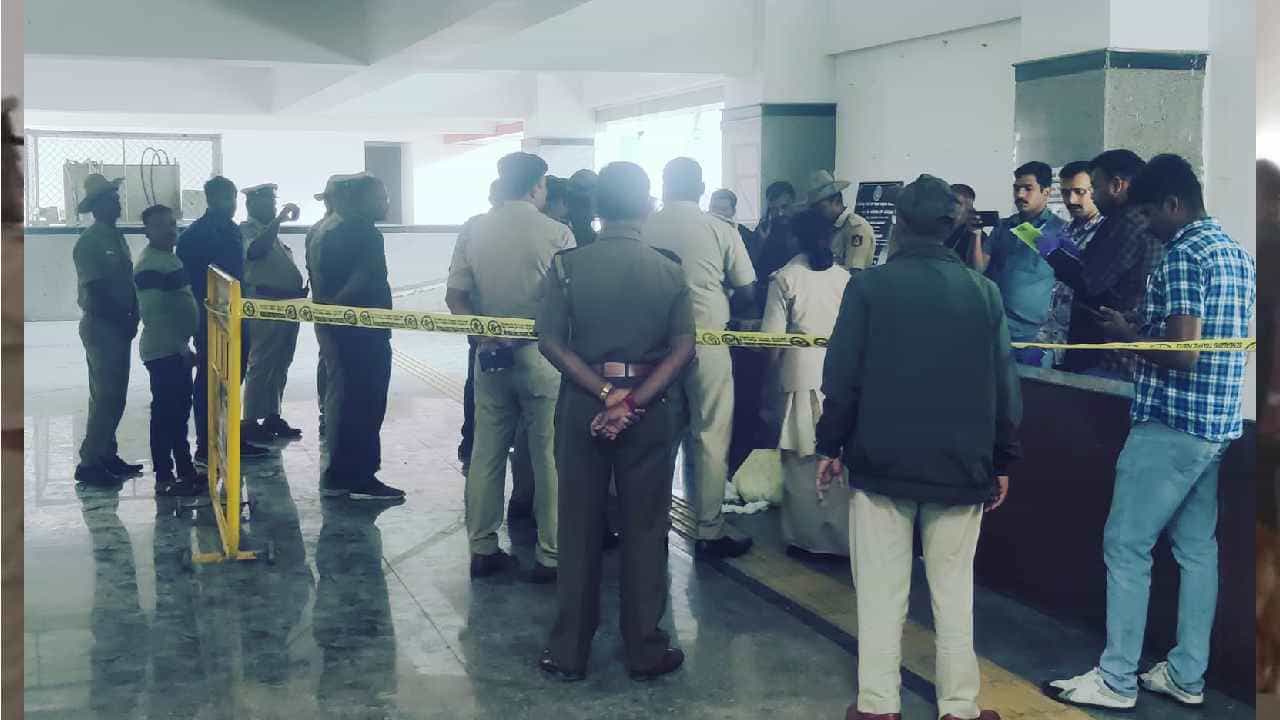 ಬೆಂಗಳೂರಿನ ಕಲಾಸಿಪಾಳ್ಯ ಬಸ್ ನಿಲ್ದಾಣದಲ್ಲಿ ಸ್ಫೋಟಕ ಪತ್ತೆ, ಸ್ಥಳಕ್ಕೆ ಶ್ವಾನದಳ, ಬಾಂಬ್ ನಿಷ್ಕ್ರಿಯ ದಳ ದೌಡು ಬೆಂಗಳೂರಿನ ಕಲಾಸಿಪಾಳ್ಯ ಬಸ್ ನಿಲ್ದಾಣದಲ್ಲಿ ಸ್ಫೋಟಕ ಪತ್ತೆ, ಸ್ಥಳಕ್ಕೆ ಶ್ವಾನದಳ, ಬಾಂಬ್ ನಿಷ್ಕ್ರಿಯ ದಳ ದೌಡು