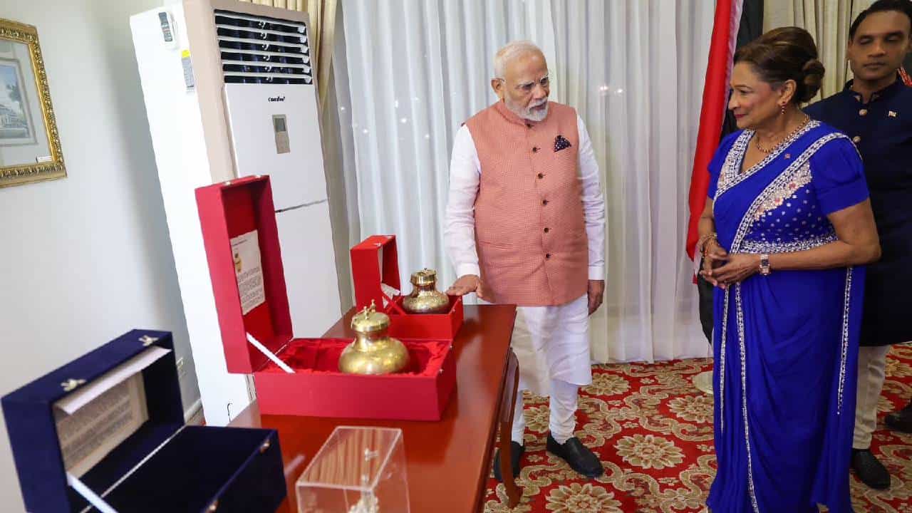 ಟ್ರಿನಿಡಾಡ್ ಪ್ರಧಾನಿ ಕಮಲಾಗೆ ಮಹಾಕುಂಭದ ಜಲ, ರಾಮಮಂದಿರ ಪ್ರತಿಕೃತಿ ಉಡುಗೊರೆ ಕೊಟ್ಟ ಮೋದಿ ಟ್ರಿನಿಡಾಡ್ ಪ್ರಧಾನಿ ಕಮಲಾಗೆ ಮಹಾಕುಂಭದ ಜಲ, ರಾಮಮಂದಿರ ಪ್ರತಿಕೃತಿ ಉಡುಗೊರೆ ಕೊಟ್ಟ ಮೋದಿ