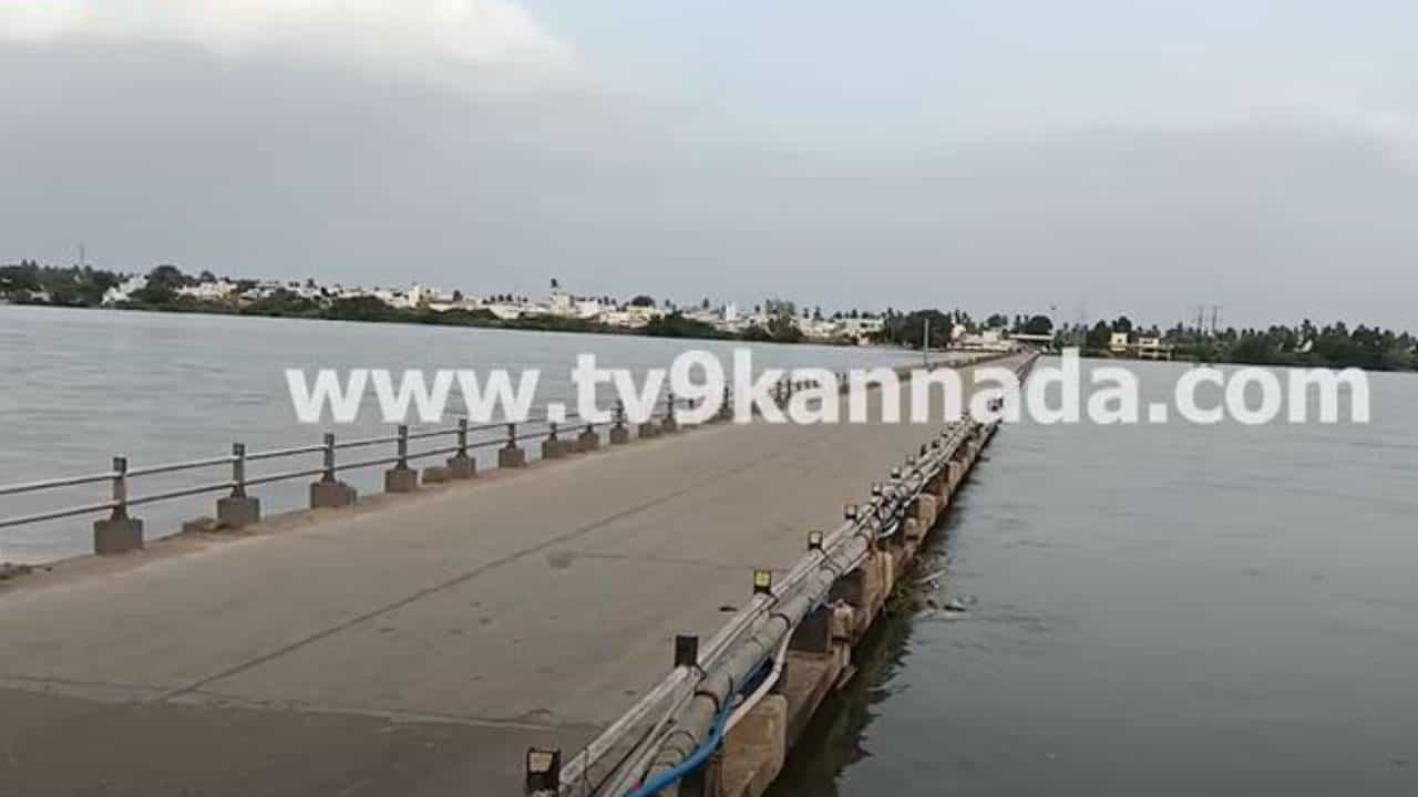 ಟಿಬಿ ಡ್ಯಾಂನಿಂದ ತುಂಗಭದ್ರಾ ನದಿಗೆ ನೀರು ಬಿಡುಗಡೆ, ಮುಳುಗಡೆ ಭೀತಿಯಲ್ಲಿ ಕಂಪ್ಲಿ-ಗಂಗಾವತಿ ಸೇತುವೆ ಟಿಬಿ ಡ್ಯಾಂನಿಂದ ತುಂಗಭದ್ರಾ ನದಿಗೆ ನೀರು ಬಿಡುಗಡೆ, ಮುಳುಗಡೆ ಭೀತಿಯಲ್ಲಿ ಕಂಪ್ಲಿ-ಗಂಗಾವತಿ ಸೇತುವೆ