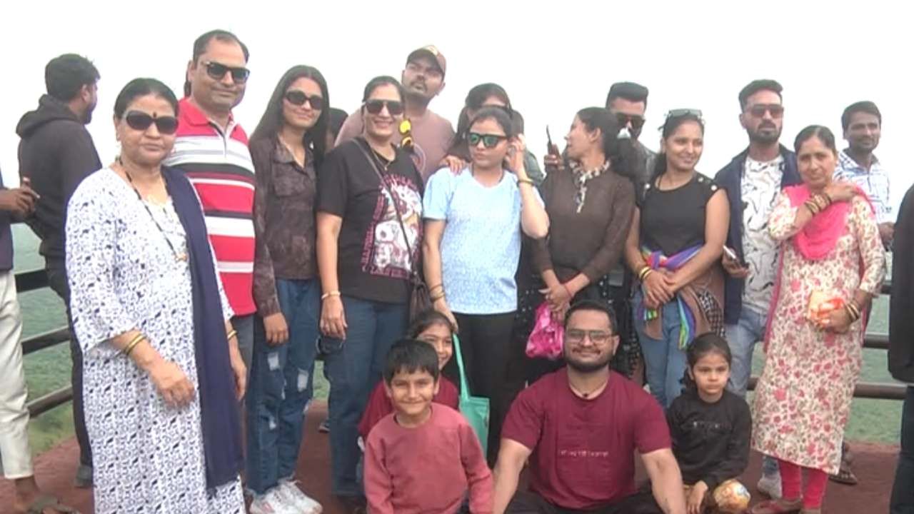 ಕಪ್ಪತ್ತಗುಡ್ಡ ಪ್ರದೇಶದಲ್ಲಿ ಬೀಸುವ ಗಾಳಿ ದೇಶದಲ್ಲೇ ಶುದ್ಧ ಗಾಳಿ ಅಂತ ಕೇಂದ್ರ ಹವಾಮಾನ ಇಲಾಖೆ ಹೇಳಿದೆ. ಹೀಗಾಗಿ ಕಪ್ಪತ್ತಗುಡ್ಡ ಸೌಂದರ್ಯ ಸವಿಯಲು ಸಾವಿರ ಸಾವಿರ ಸಂಖ್ಯೆಯಲ್ಲಿ ಪ್ರವಾಸಿಗರು ಆಗಮಿಸುತ್ತಿದ್ದಾರೆ.
