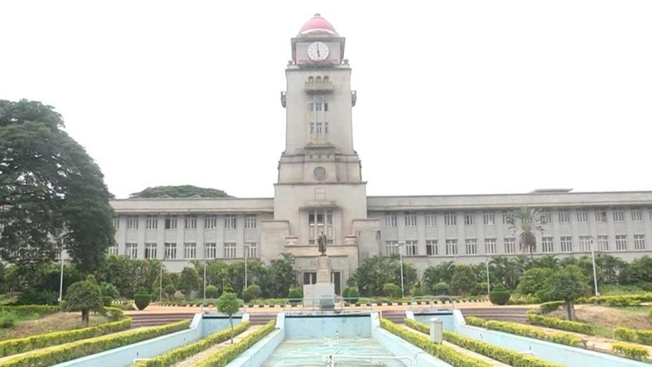 ತ್ರಿಶಂಕುಸ್ಥಿತಿಗೆ ಸಿಲುಕಿದ ಧಾರವಾಡ ಕರ್ನಾಟಕ ವಿಶ್ವವಿದ್ಯಾಲಯ ಕುಲಪತಿ ಹುದ್ದೆ: ಹೈಕೋರ್ಟ್ನಿಂದ ತಡೆಯಾಜ್ಞೆ ತ್ರಿಶಂಕುಸ್ಥಿತಿಗೆ ಸಿಲುಕಿದ ಧಾರವಾಡ ಕರ್ನಾಟಕ ವಿಶ್ವವಿದ್ಯಾಲಯ ಕುಲಪತಿ ಹುದ್ದೆ: ಹೈಕೋರ್ಟ್ನಿಂದ ತಡೆಯಾಜ್ಞೆ