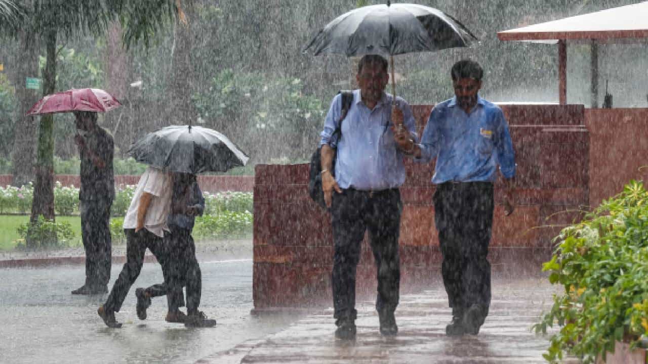 Karnataka Rains: ಕರ್ನಾಟಕದ ಕರಾವಳಿಗೆ ರೆಡ್ ಅಲರ್ಟ್​, 16 ಜಿಲ್ಲೆಗಳಲ್ಲಿ ಧಾರಾಕಾರ ಮಳೆ ಸಾಧ್ಯತೆ