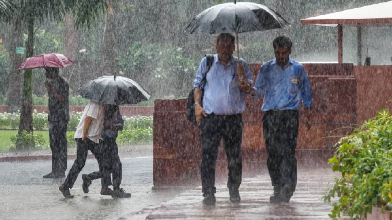 Karnataka Rains: ಕರ್ನಾಟಕದ ಕರಾವಳಿಗೆ ರೆಡ್ ಅಲರ್ಟ್, 16 ಜಿಲ್ಲೆಗಳಲ್ಲಿ ಧಾರಾಕಾರ ಮಳೆ ಸಾಧ್ಯತೆ Karnataka Rains: ಕರ್ನಾಟಕದ ಕರಾವಳಿಗೆ ರೆಡ್ ಅಲರ್ಟ್, 16 ಜಿಲ್ಲೆಗಳಲ್ಲಿ ಧಾರಾಕಾರ ಮಳೆ ಸಾಧ್ಯತೆ