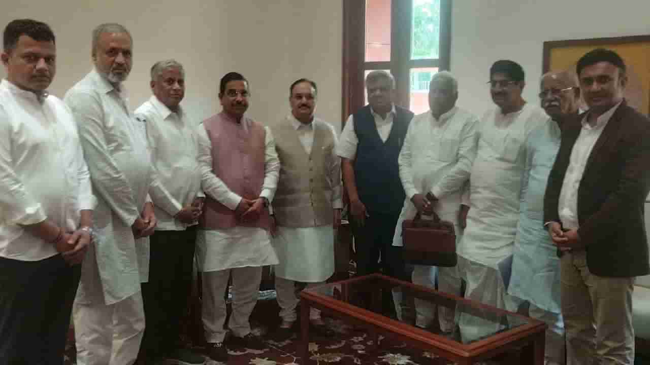 ಕರ್ನಾಟಕದಲ್ಲಿ ರಸಗೊಬ್ಬರಕ್ಕೆ ಹೆಚ್ಚಿದ ಬೇಡಿಕೆ: ರೈತರ ಕೂಗಿಗೆ ಕಿವಿಯಾದ ಪ್ರಹ್ಲಾದ್ ಜೋಶಿ ಆ್ಯಂಡ್ ಟೀಮ್