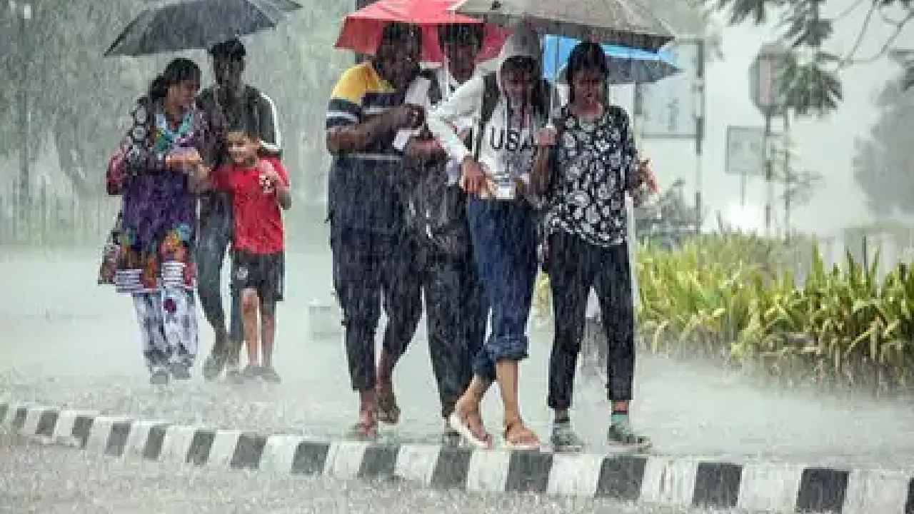 ನಾಳೆಯ ಹವಾಮಾನ: ಕರ್ನಾಟಕದಲ್ಲಿ ಮಳೆ  ಅಬ್ಬರ ಮುಂದುವರಿಕೆ, ಈ ಜಿಲ್ಲೆಗಳಲ್ಲಿ ನಾಳೆ ಶಾಲಾ-ಕಾಲೇಜುಗಳಿಗೆ ರಜೆ