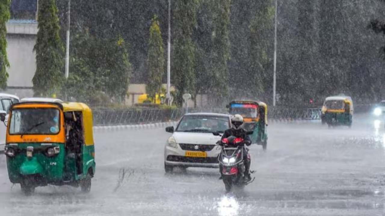 Karnataka Rains: ಕರ್ನಾಟಕದಲ್ಲಿ ಮಳೆ ಅಬ್ಬರ; ಈ ಜಿಲ್ಲೆಗೆ ರೆಡ್ ಅಲರ್ಟ್, ಇಂದು ಸಹ ಶಾಲಾ ಕಾಲೇಜುಗಳಿಗೆ ರಜೆ Karnataka Rains: ಕರ್ನಾಟಕದಲ್ಲಿ ಮಳೆ ಅಬ್ಬರ; ಈ ಜಿಲ್ಲೆಗೆ ರೆಡ್ ಅಲರ್ಟ್, ಇಂದು ಸಹ ಶಾಲಾ ಕಾಲೇಜುಗಳಿಗೆ ರಜೆ