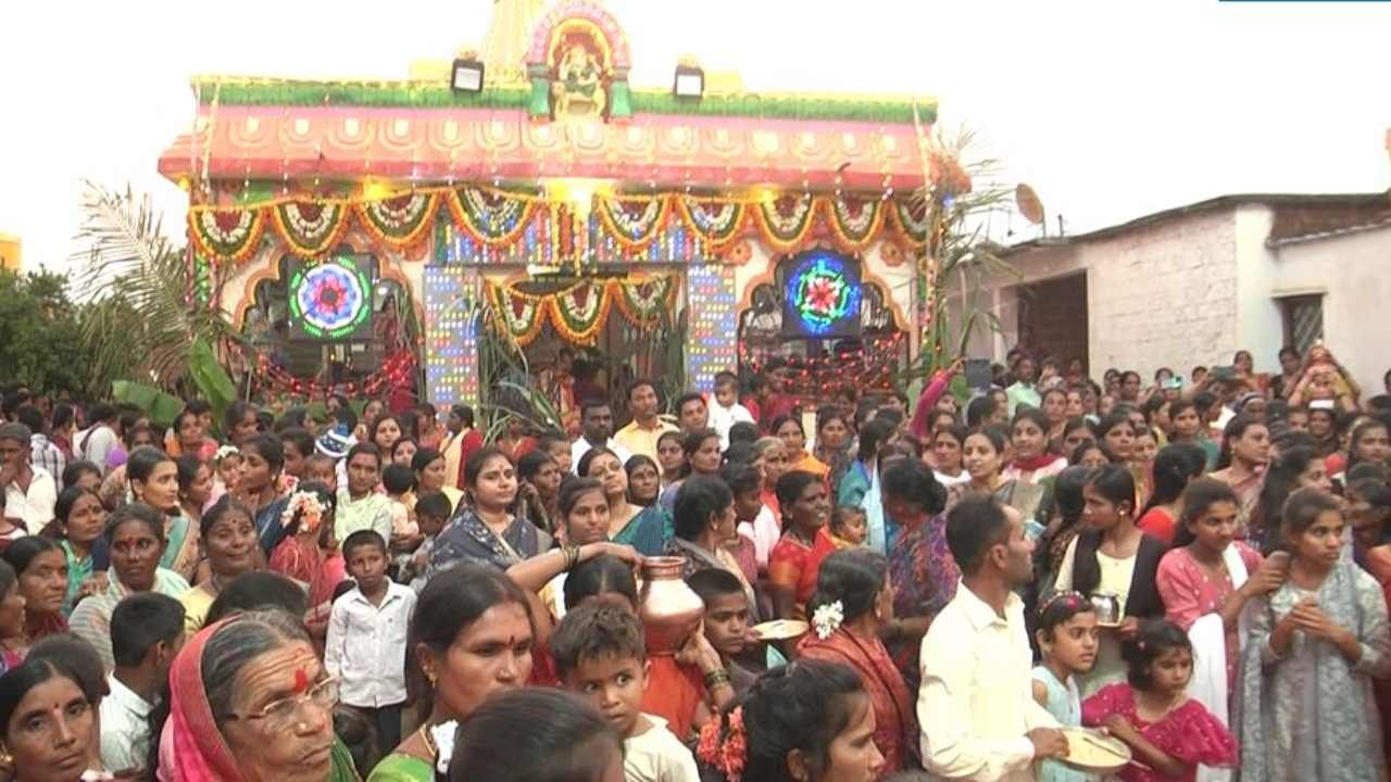 ಬೀದರ್ ತಾಲೂಕಿನ ಕಾಶೆಂಪುರ ಗ್ರಾಮದಲ್ಲಿ ನಡೆಯುವ ಮರಿಗೆಮ್ಮ ದೇವಿ ಜಾತ್ರೆ ಪ್ರತಿ ವರ್ಷ ಕೂಡ ಅದ್ದೂರಿಯಾಗಿ ಆಚರಿಸಲಾಗುತ್ತದೆ. ಬೇರೆಡೆ ನಡೆಯುವ ಜಾತ್ರೆಗೆ ತಿಂಗಳುಗಳ ಕಾಲ ಸಿದ್ಧತೆ ಮಾಡಲಾಗುತ್ತದೆ. ಆದರೆ ಇಲ್ಲಿ ನಡೆಯುವ ಈ ಜಾತ್ರೆ ಒಂದೇ ದಿನದಲ್ಲಿ ಎಲ್ಲಾ ಸಿದ್ಧತೆಯನ್ನ ಮಾಡಿಕೊಂಡು, ಒಂದೇ ದಿನದಲ್ಲಿ ಮುಗಿಸುತ್ತಾರೆ. ಹೀಗಾಗಿ ಈ ಜಾತ್ರೆ ತುಂಬಾ ವಿಶೇಷವಾಗಿದೆ.  