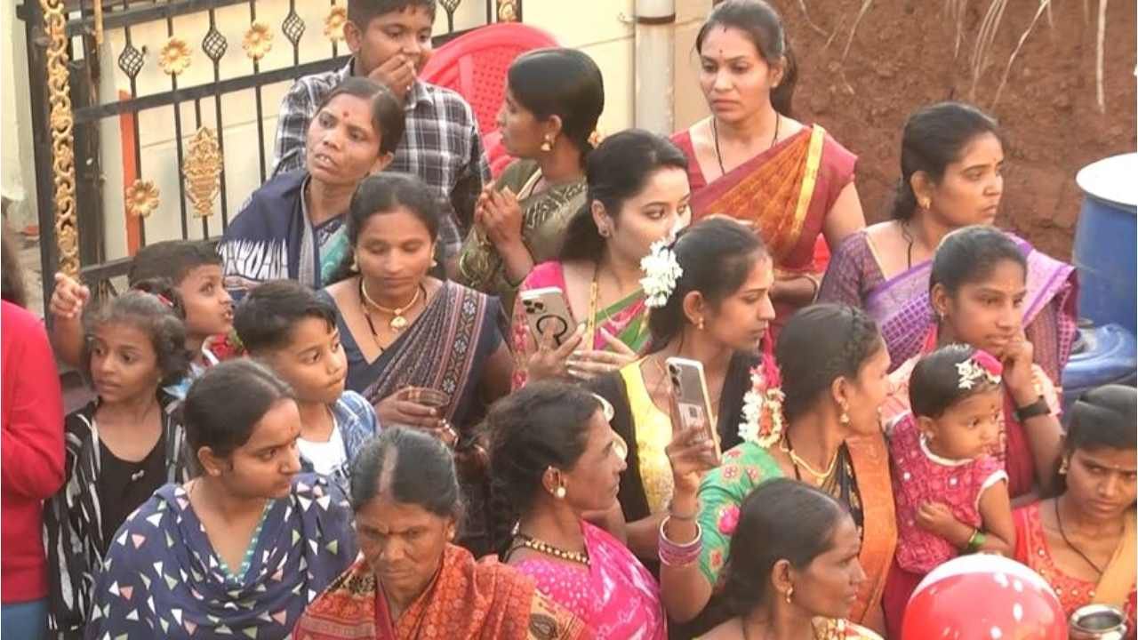 ಇನ್ನು ಈ ಜಾತ್ರೆಗೆ ಗ್ರಾಮದಿಂದ ಮದುವೆಯಾಗಿ ಹೋದ ಮಹಿಳೆಯವರು ಭಾಗವಹಿಸಲೇಬೇಕು ಎಂಬ ನಿಯಮ ಹಿನ್ನಲೆ ಆಗಮಿಸುತ್ತಾರೆ. ಬೆಳಗ್ಗೆಯಿಂದಲೇ ಸಿದ್ಧತೆ ಆರಂಭಿಸಿ, ಸಂಜೆ ವೇಳೆಗೆ ಗ್ರಾಮ ದೇವತೆಯ ನೂತನ ಮೂರ್ತಿಗಳನ್ನು ಪ್ರತಿಷ್ಠಾಪಿಸಿ, ವಿಶೇಷ ಪೂಜೆ ಮಾಡಲಾಗುತ್ತದೆ.  