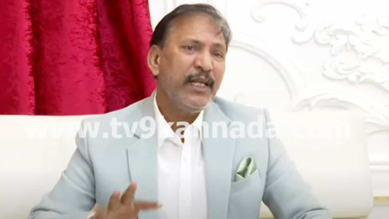 ತನ್ನ ಮಗ ಮತ್ತು ಅವನ ಮಾವ ಮುಸ್ತಾಫಾ ಯಾಕೆ ಪ್ರತಿಭಟನೆ ಮಾಡುತ್ತಿದ್ದಾರೆ ಅಂತ ವಿವರಿಸಿದ ಕೆಜಿಎಫ್ ಬಾಬು ತನ್ನ ಮಗ ಮತ್ತು ಅವನ ಮಾವ ಮುಸ್ತಾಫಾ ಯಾಕೆ ಪ್ರತಿಭಟನೆ ಮಾಡುತ್ತಿದ್ದಾರೆ ಅಂತ ವಿವರಿಸಿದ ಕೆಜಿಎಫ್ ಬಾಬು