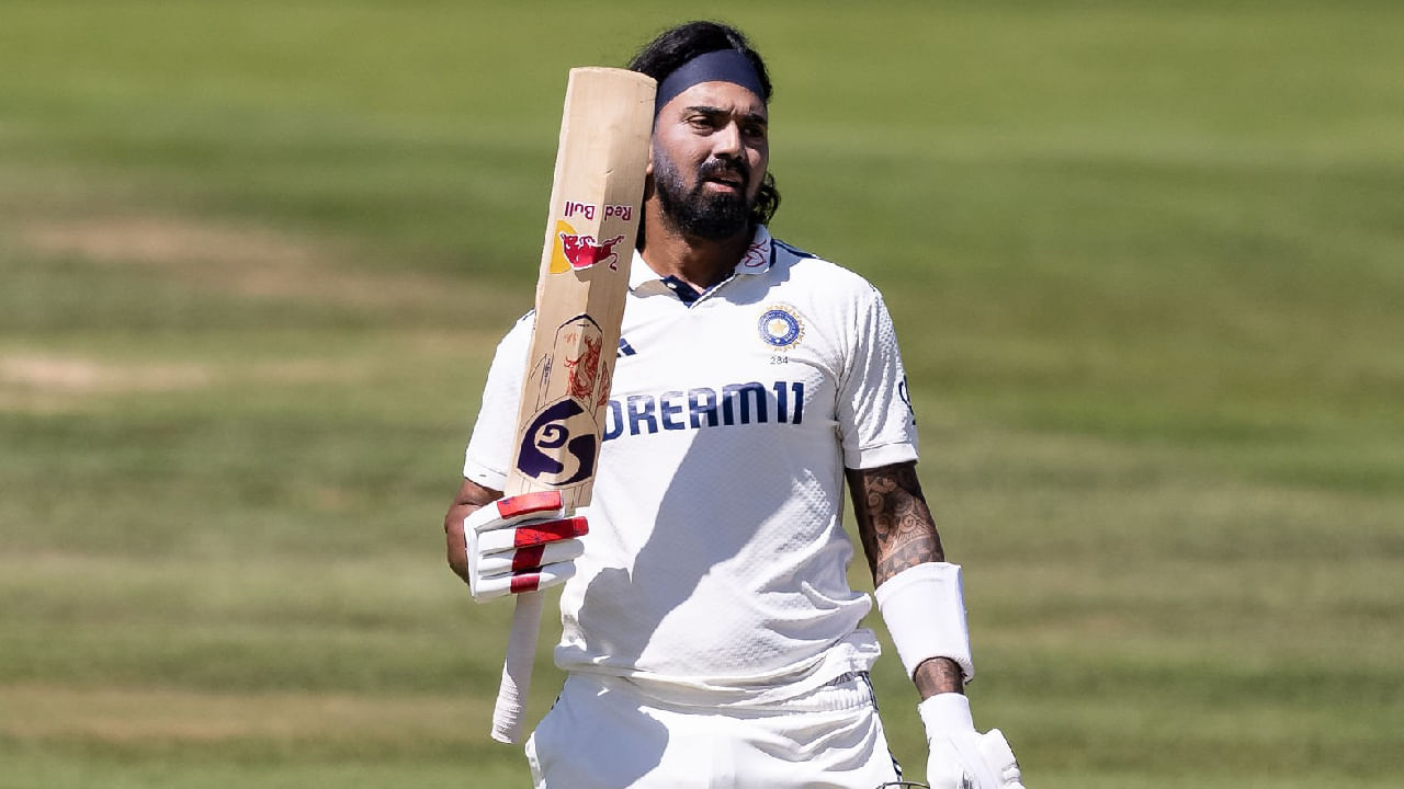 ಇದೀಗ ಇಂಗ್ಲೆಂಡ್ ವಿರುದ್ಧದ ಸರಣಿಯಲ್ಲಿ ಕೆಎಲ್ ರಾಹುಲ್ 508* ರನ್ ಕಲೆಹಾಕುವ ಮೂಲಕ ಹೊಸ ದಾಖಲೆ ಬರೆದಿದ್ದಾರೆ. ಈ ಮೂಲಕ 46 ವರ್ಷಗಳಿಂದ ಭಾರತದ ಯಾವುದೇ ಓಪನರ್​ಗಳಿಗೆ ಸಾಧ್ಯವಾಗದ ಮೈಲಿಗಲ್ಲೊಂದನ್ನು ದಾಟಲು ಕನ್ನಡಿಗ ಯಶಸ್ವಿಯಾಗಿದ್ದಾರೆ. ಈ ಯಶಸ್ಸಿನೊಂದಿಗೆ ಕೆಎಲ್ ರಾಹುಲ್ ಇಂಗ್ಲೆಂಡ್ ವಿರುದ್ಧ ಸರಣಿಯೊಂದರಲ್ಲಿ ಅತ್ಯಧಿಕ ರನ್ ಕಲೆಹಾಕಿದ ಭಾರತೀಯ ಓಪನರ್ ಎಂಬ ದಾಖಲೆ ಬರೆಯುವ ನಿರೀಕ್ಷೆಯಿದೆ.