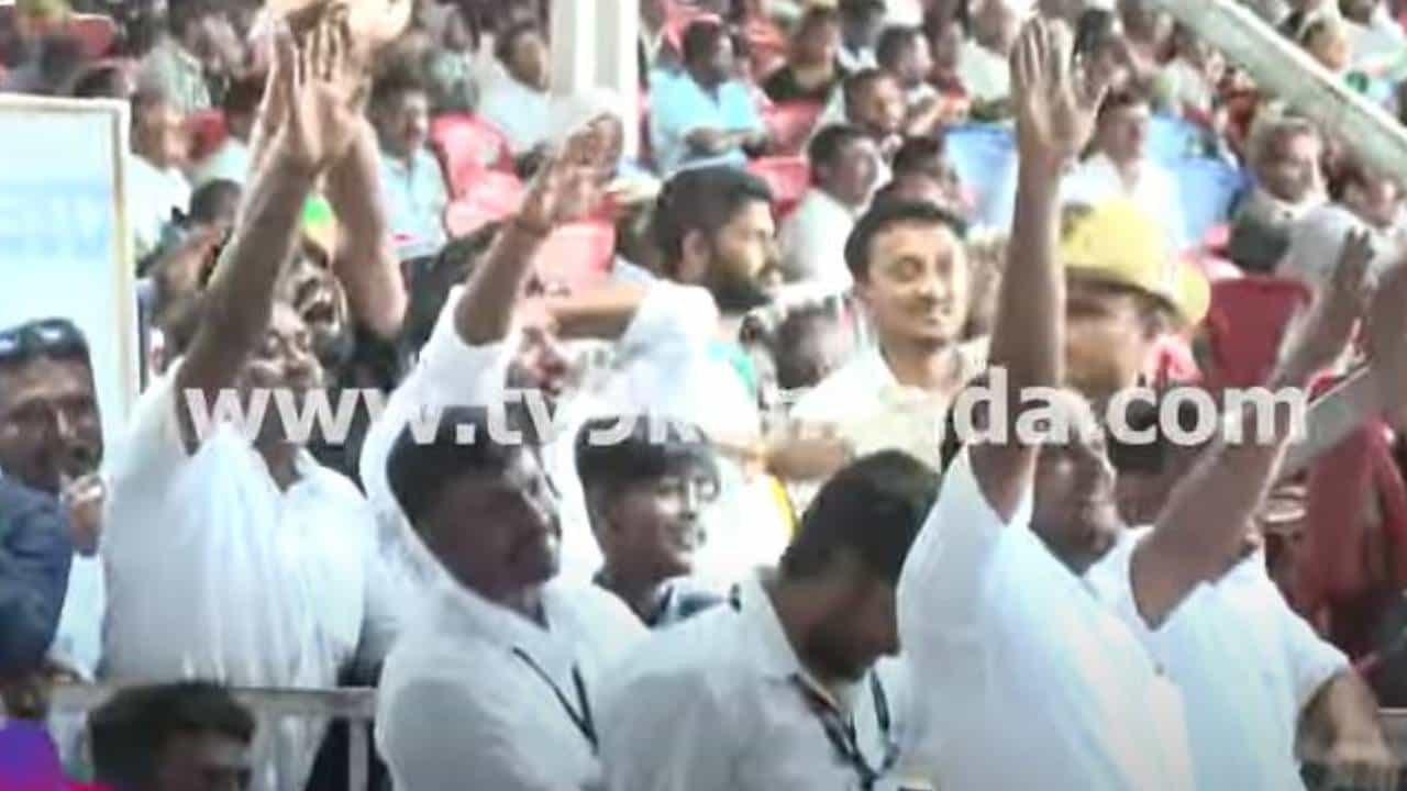 ಫಲಾನುಭವಿಗಳ ಸಮಾವೇಶದಲ್ಲಿ ಸಿದ್ದರಾಮಯ್ಯ ಕೋಪದಿಂದ ಪೋಡಿಯಂ ಇಳಿದುಹೋಗಿದ್ದು ಯಾಕೆ ಗೊತ್ತಾ? ಫಲಾನುಭವಿಗಳ ಸಮಾವೇಶದಲ್ಲಿ ಸಿದ್ದರಾಮಯ್ಯ ಕೋಪದಿಂದ ಪೋಡಿಯಂ ಇಳಿದುಹೋಗಿದ್ದು ಯಾಕೆ ಗೊತ್ತಾ?