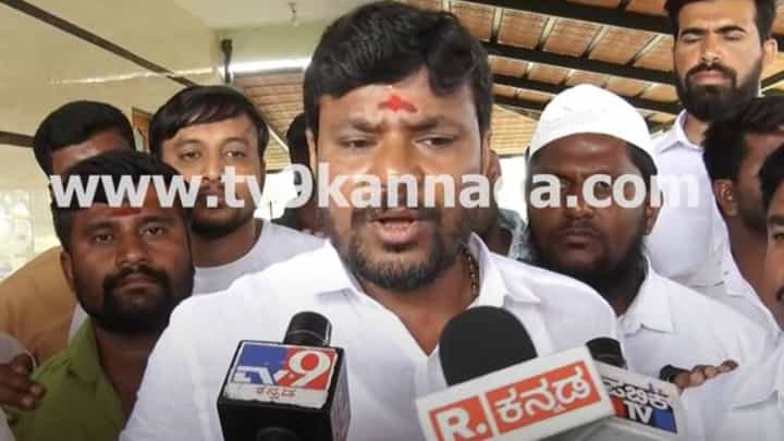 ಹಿರಿಯರು ಮತ್ತು ತಂದೆಸಮಾನರಾಗಿರುವ ಸಿದ್ದರಾಮಯ್ಯ ಕಾಲಿಗೆ ನಮಸ್ಕರಿಸಿದರೆ ತಪ್ಪೇನಿದೆ? ಕೊತ್ತೂರು ಮಂಜುನಾಥ್ ಹಿರಿಯರು ಮತ್ತು ತಂದೆಸಮಾನರಾಗಿರುವ ಸಿದ್ದರಾಮಯ್ಯ ಕಾಲಿಗೆ ನಮಸ್ಕರಿಸಿದರೆ ತಪ್ಪೇನಿದೆ? ಕೊತ್ತೂರು ಮಂಜುನಾಥ್
