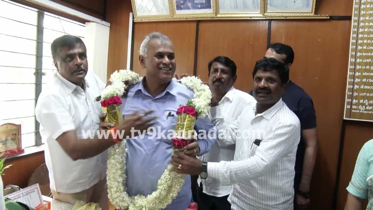 ಕೋಲಾರ ಹಾಲು ಒಕ್ಕೂಟ ಚುನಾವಣೆ: ಮೂರನೇ ಬಾರಿಗೆ ಅಧ್ಯಕ್ಷರಾದ ಕೆವೈ ನಂಜೇಗೌಡ ಕೋಲಾರ ಹಾಲು ಒಕ್ಕೂಟ ಚುನಾವಣೆ: ಮೂರನೇ ಬಾರಿಗೆ ಅಧ್ಯಕ್ಷರಾದ ಕೆವೈ ನಂಜೇಗೌಡ
