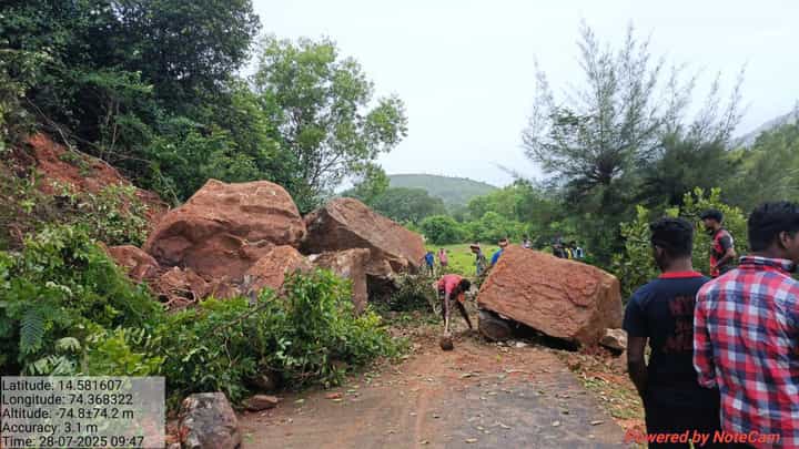 ಕುಮಟಾ: ದೇವಿಮನೆ ಘಟ್ಟ ಭಾಗ ಕುಸಿತ, ರಾಷ್ಟ್ರೀಯ ಹೆದ್ದಾರಿಯಲ್ಲಿ ಏಕಮುಖ ಸಂಚಾರ ಕುಮಟಾ: ದೇವಿಮನೆ ಘಟ್ಟ ಭಾಗ ಕುಸಿತ, ರಾಷ್ಟ್ರೀಯ ಹೆದ್ದಾರಿಯಲ್ಲಿ ಏಕಮುಖ ಸಂಚಾರ