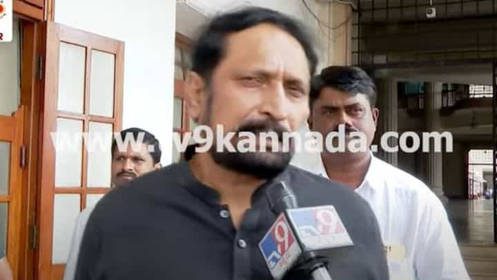 ಶ್ರೀಗಳು ಯಾವ ಅರ್ಥದಲ್ಲಿ ಹೇಳಿದ್ದಾರೋ ಗೊತ್ತಿಲ್ಲ, ಆದರೆ ಗ್ಯಾರಂಟಿ ಯೋಜನೆಗಳು ಅಭಿವೃದ್ಧಿಯ ಭಾಗ: ಲಕ್ಷ್ಮಣ ಸವದಿ ಶ್ರೀಗಳು ಯಾವ ಅರ್ಥದಲ್ಲಿ ಹೇಳಿದ್ದಾರೋ ಗೊತ್ತಿಲ್ಲ, ಆದರೆ ಗ್ಯಾರಂಟಿ ಯೋಜನೆಗಳು ಅಭಿವೃದ್ಧಿಯ ಭಾಗ: ಲಕ್ಷ್ಮಣ ಸವದಿ