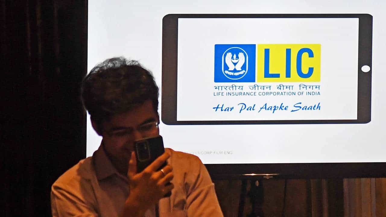 LIC Plans: ಸಂಬಳ ಪಡೆಯುವವರಿಗೆ ಸೂಕ್ತವಾಗುವ ಉತ್ತಮ ಎಲ್ಐಸಿ ಪ್ಲಾನ್ಗಳಿವು... LIC Plans: ಸಂಬಳ ಪಡೆಯುವವರಿಗೆ ಸೂಕ್ತವಾಗುವ ಉತ್ತಮ ಎಲ್ಐಸಿ ಪ್ಲಾನ್ಗಳಿವು...