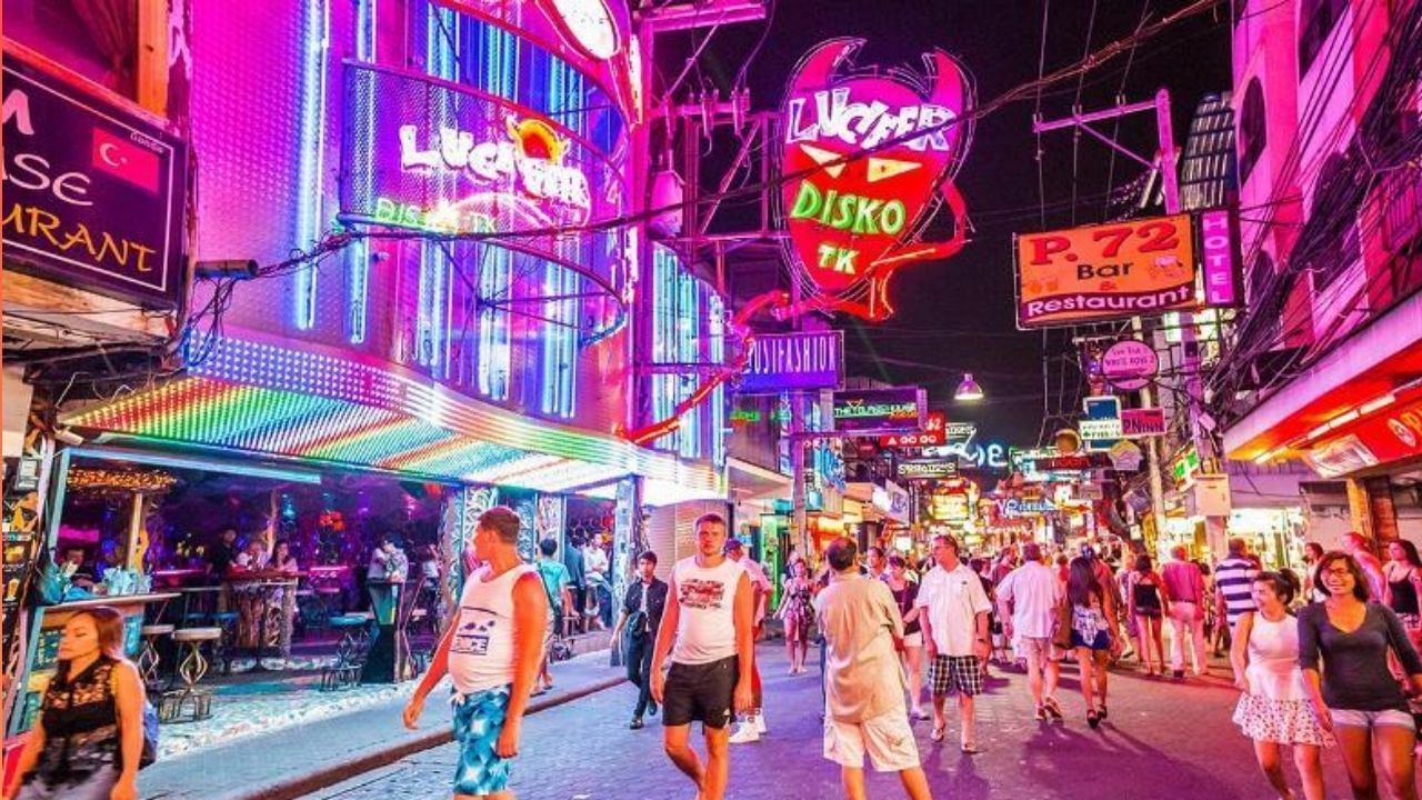 Viral: ನಿನ್ನ ಎದೆ ಚಿಕ್ಕದು, ಥೈಲ್ಯಾಂಡ್ನಲ್ಲಿ ಬಾರ್ ಗರ್ಲ್ ಜತೆಗೆ ಭಾರತೀಯ ಯುವಕರ ಕಿರಿಕ್, ಕೊನೆಗೆ ಪೊಲೀಸರ ಎಂಟ್ರಿ Viral: ನಿನ್ನ ಎದೆ ಚಿಕ್ಕದು, ಥೈಲ್ಯಾಂಡ್ನಲ್ಲಿ ಬಾರ್ ಗರ್ಲ್ ಜತೆಗೆ ಭಾರತೀಯ ಯುವಕರ ಕಿರಿಕ್, ಕೊನೆಗೆ ಪೊಲೀಸರ ಎಂಟ್ರಿ