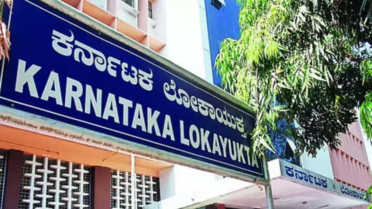 Lokayukta Raid: ಆದಾಯಕ್ಕೂ ಮೀರಿ ಗಳಿಕೆ ಆರೋಪ; ಬೆಂಗಳೂರು ಸೇರಿ ಕರ್ನಾಟಕದ ಹಲವೆಡೆ ಲೋಕಾಯುಕ್ತ ದಾಳಿ Lokayukta Raid: ಆದಾಯಕ್ಕೂ ಮೀರಿ ಗಳಿಕೆ ಆರೋಪ; ಬೆಂಗಳೂರು ಸೇರಿ ಕರ್ನಾಟಕದ ಹಲವೆಡೆ ಲೋಕಾಯುಕ್ತ ದಾಳಿ