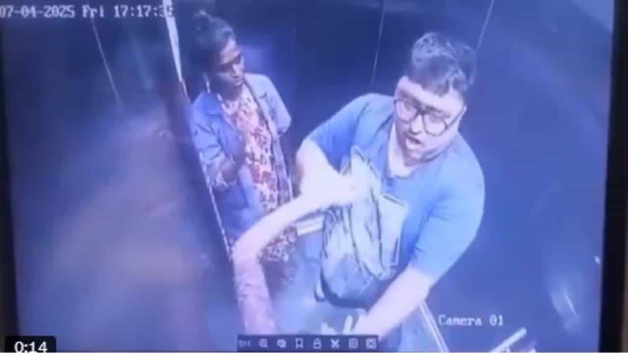 Video: ನಾನು ಬರೋದು ಕಾಣ್ಸಿಲ್ವಾ, ಲಿಫ್ಟ್ ಬಾಗಿಲು ಹಾಕಿದ್ದೇಕೆಂದು ಗದರಿ ಬಾಲಕನ ಕೈ ಕಚ್ಚಿದ ವ್ಯಕ್ತಿ Video: ನಾನು ಬರೋದು ಕಾಣ್ಸಿಲ್ವಾ, ಲಿಫ್ಟ್ ಬಾಗಿಲು ಹಾಕಿದ್ದೇಕೆಂದು ಗದರಿ ಬಾಲಕನ ಕೈ ಕಚ್ಚಿದ ವ್ಯಕ್ತಿ